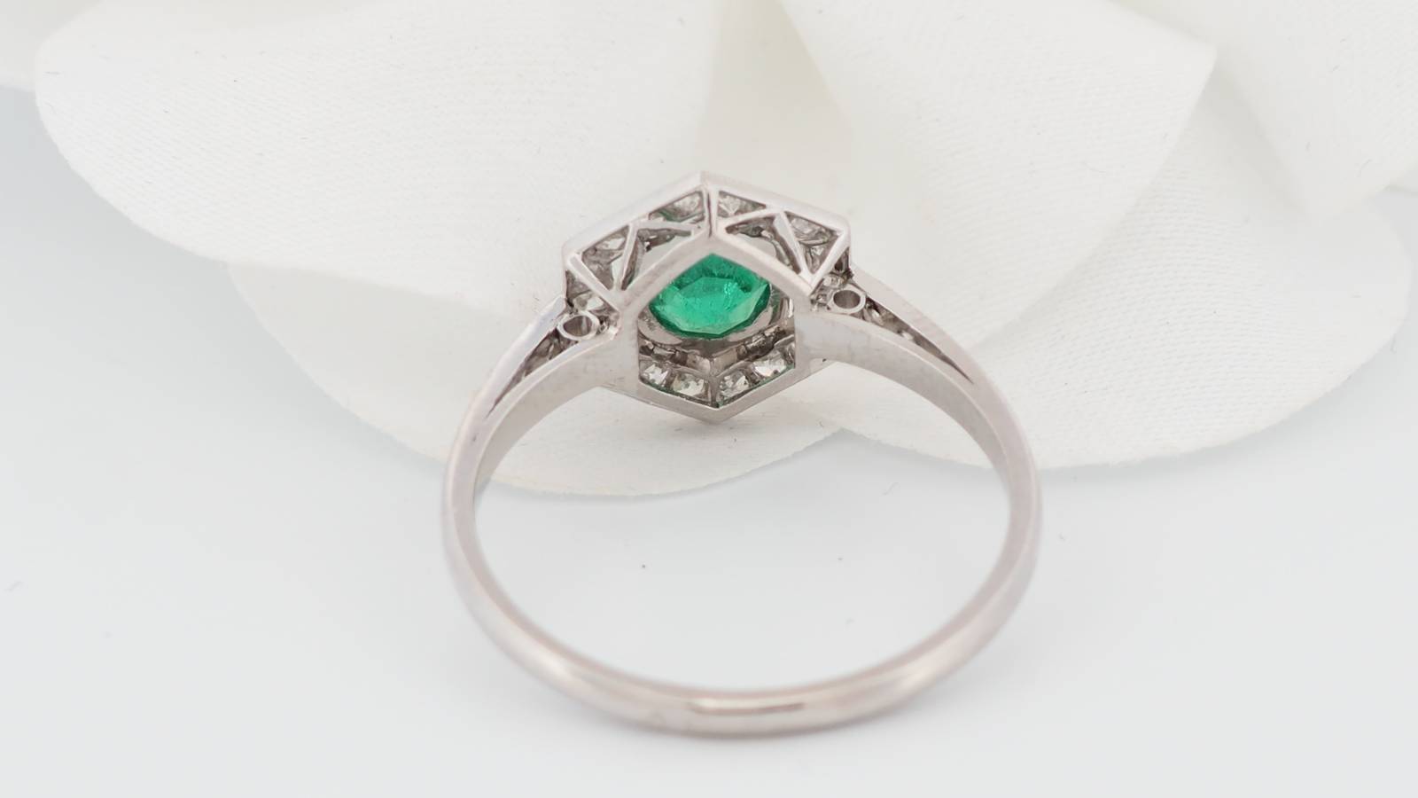 Bague hexagonale en platine, émeraude et diamants