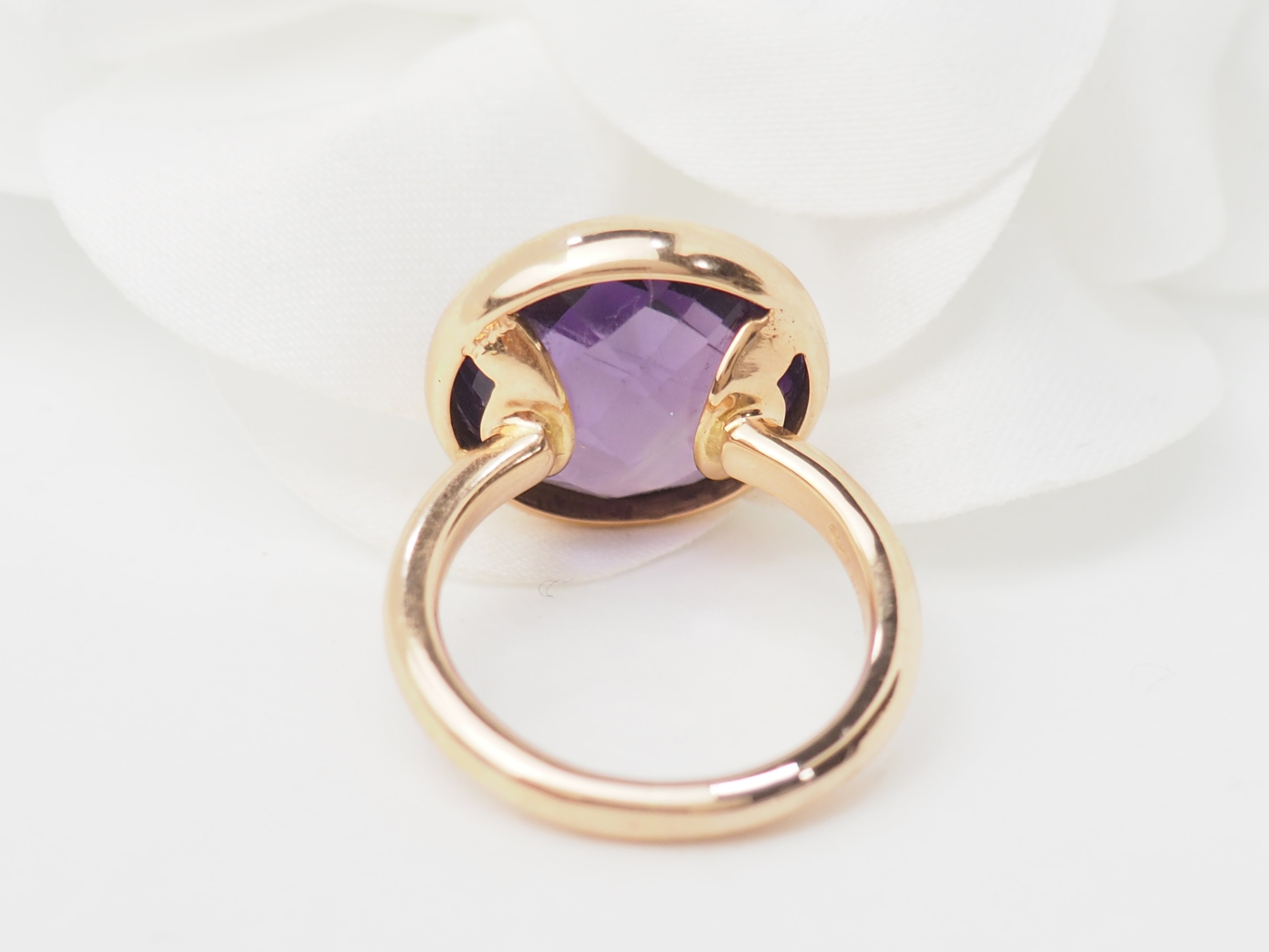 Bague ronde en or rose et améthyste façettée