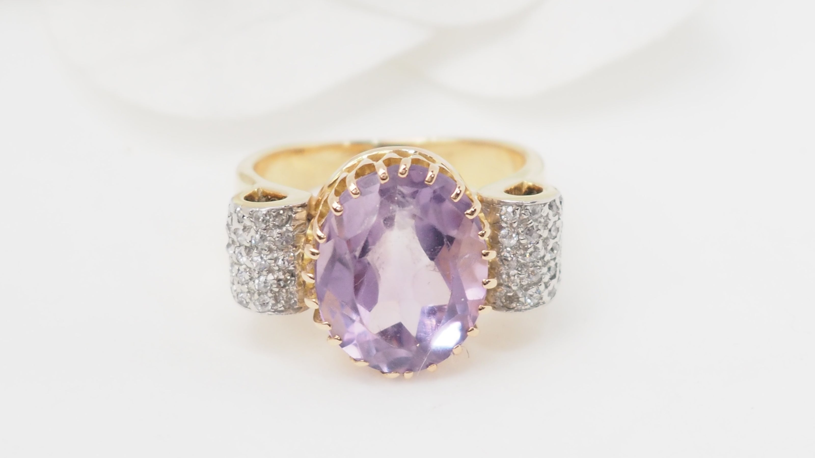 Bague noeud en or jaune, améthyste et diamants