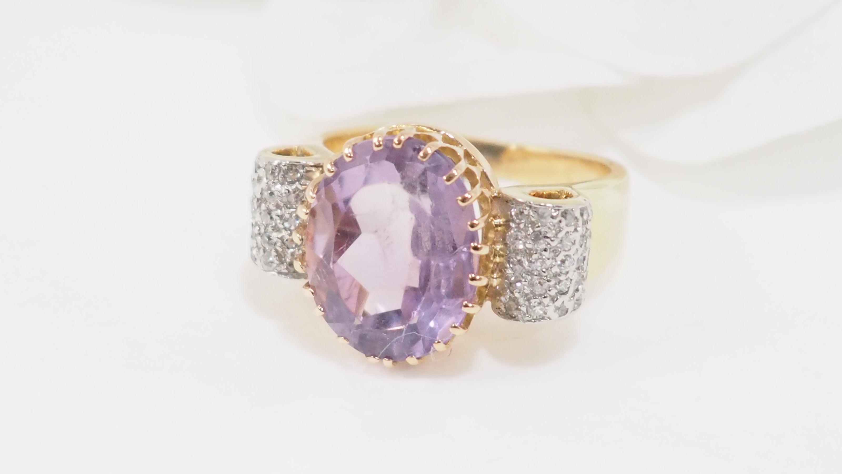 Bague noeud en or jaune, améthyste et diamants