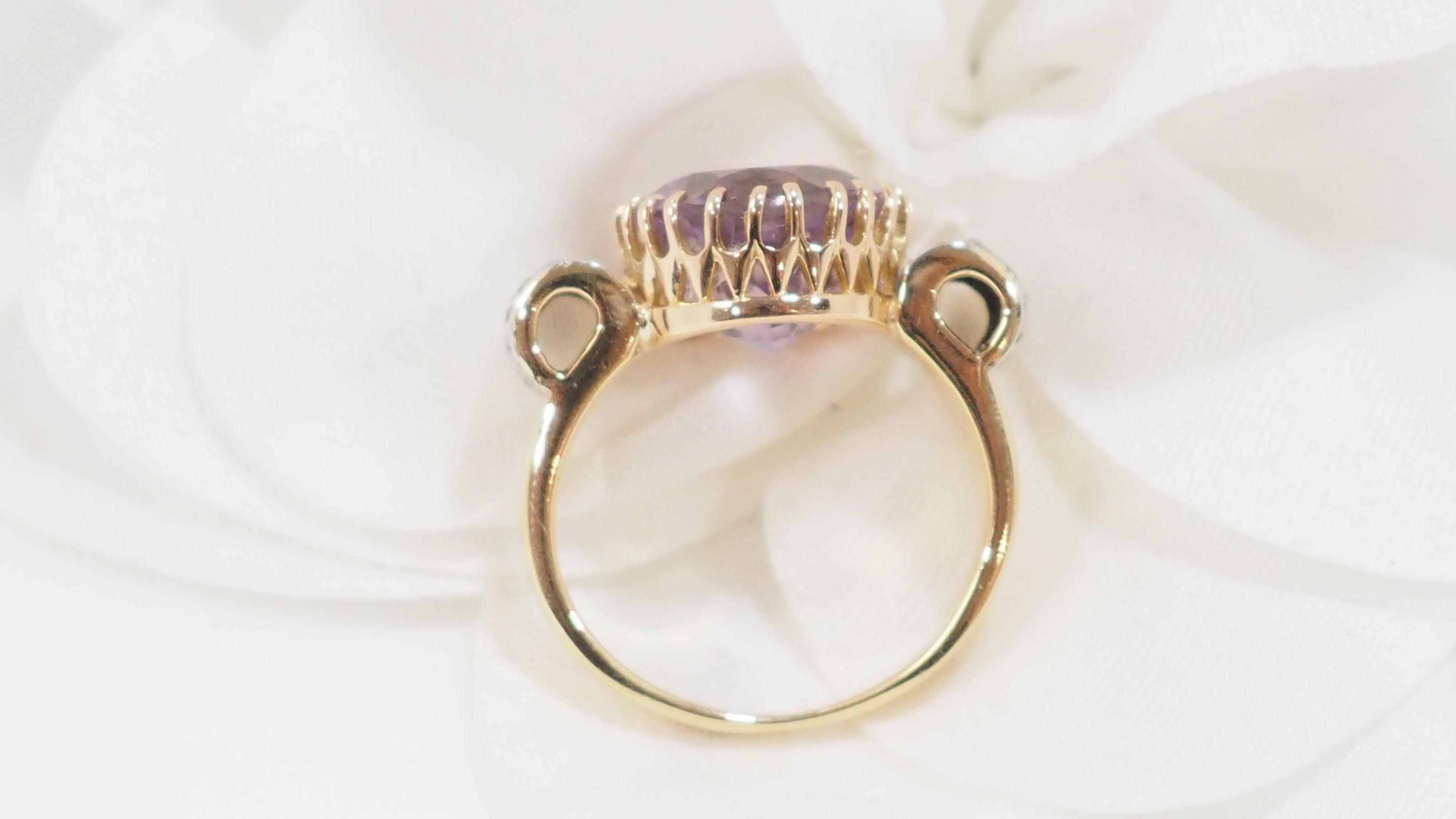 Bague noeud en or jaune, améthyste et diamants