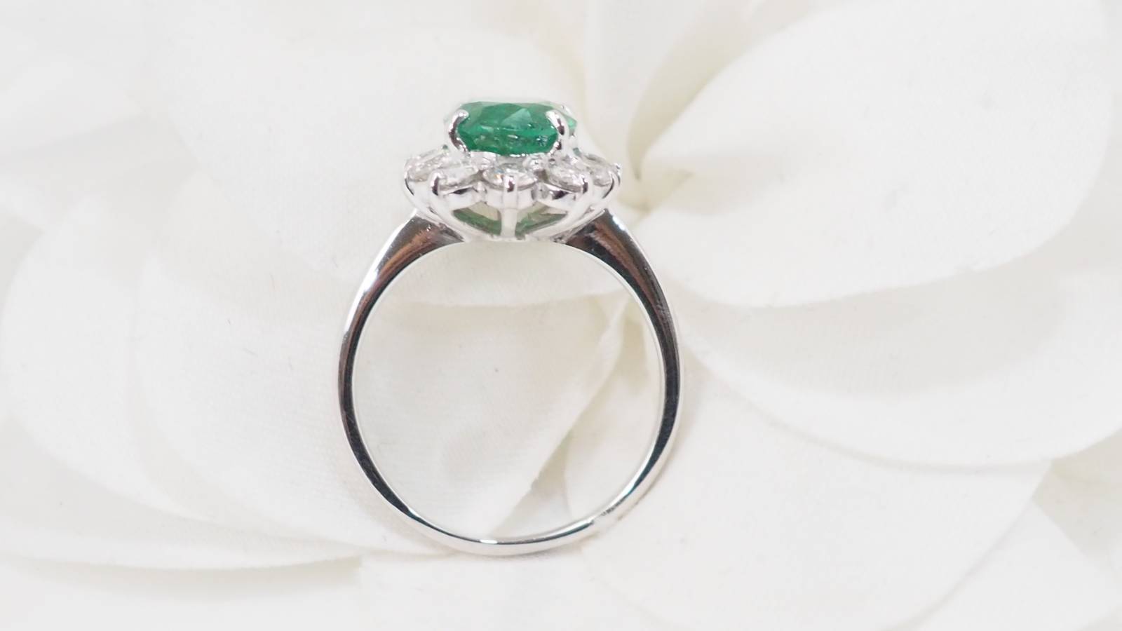 Bague entourage en or blanc, émeraude de Zambie et diamants