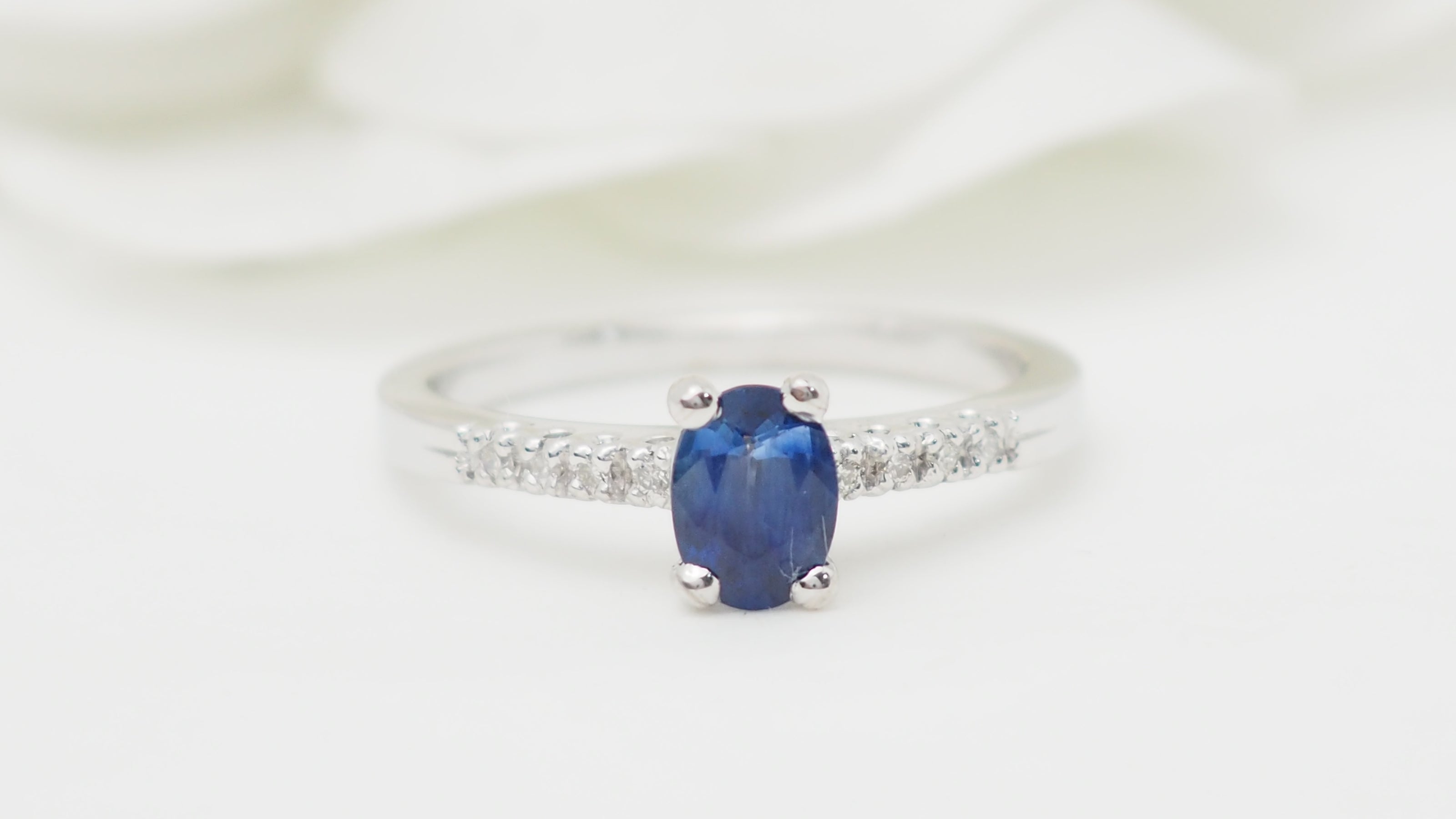 Bague solitaire en or blanc, saphir et diamants