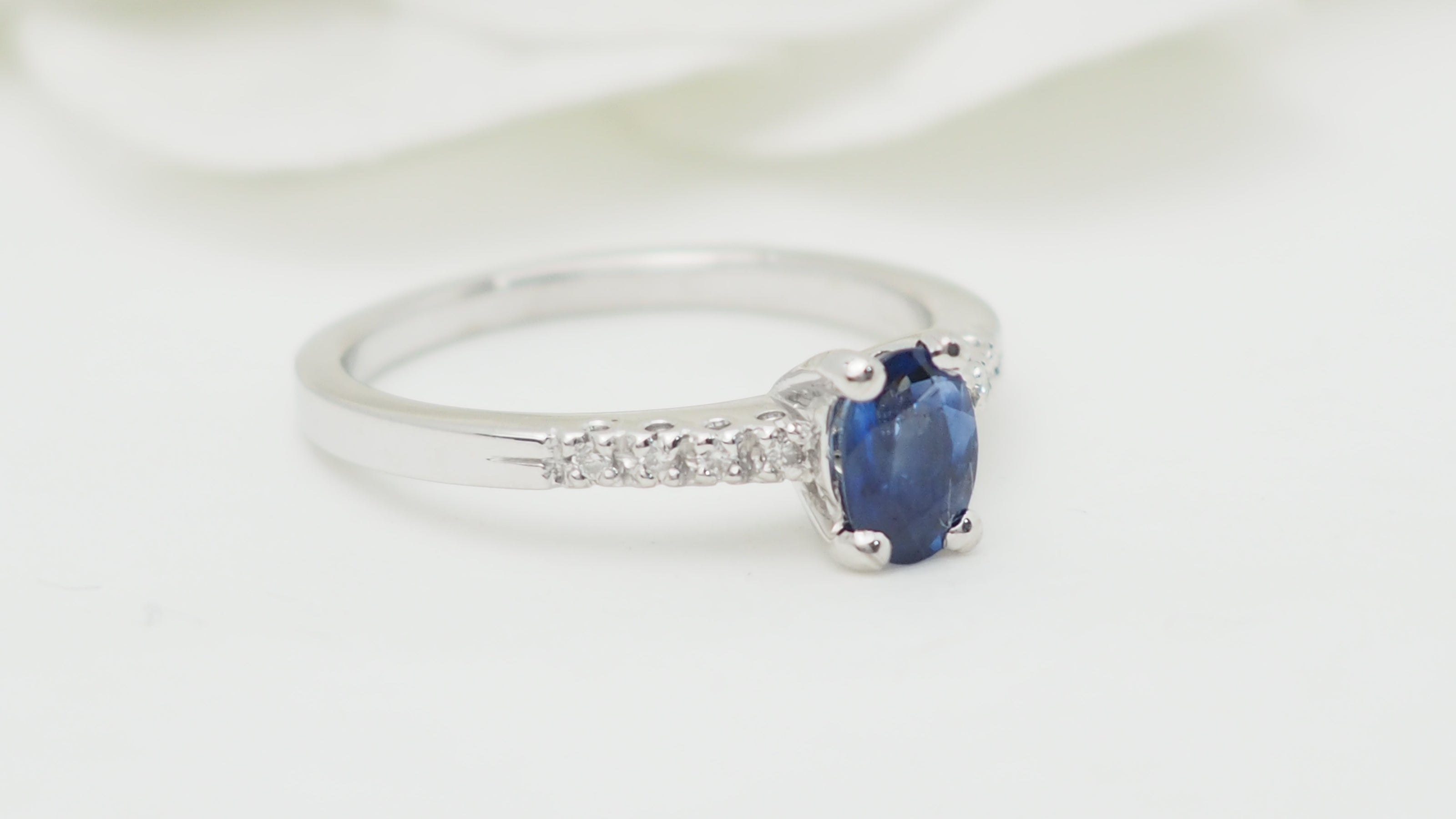 Bague solitaire en or blanc, saphir et diamants