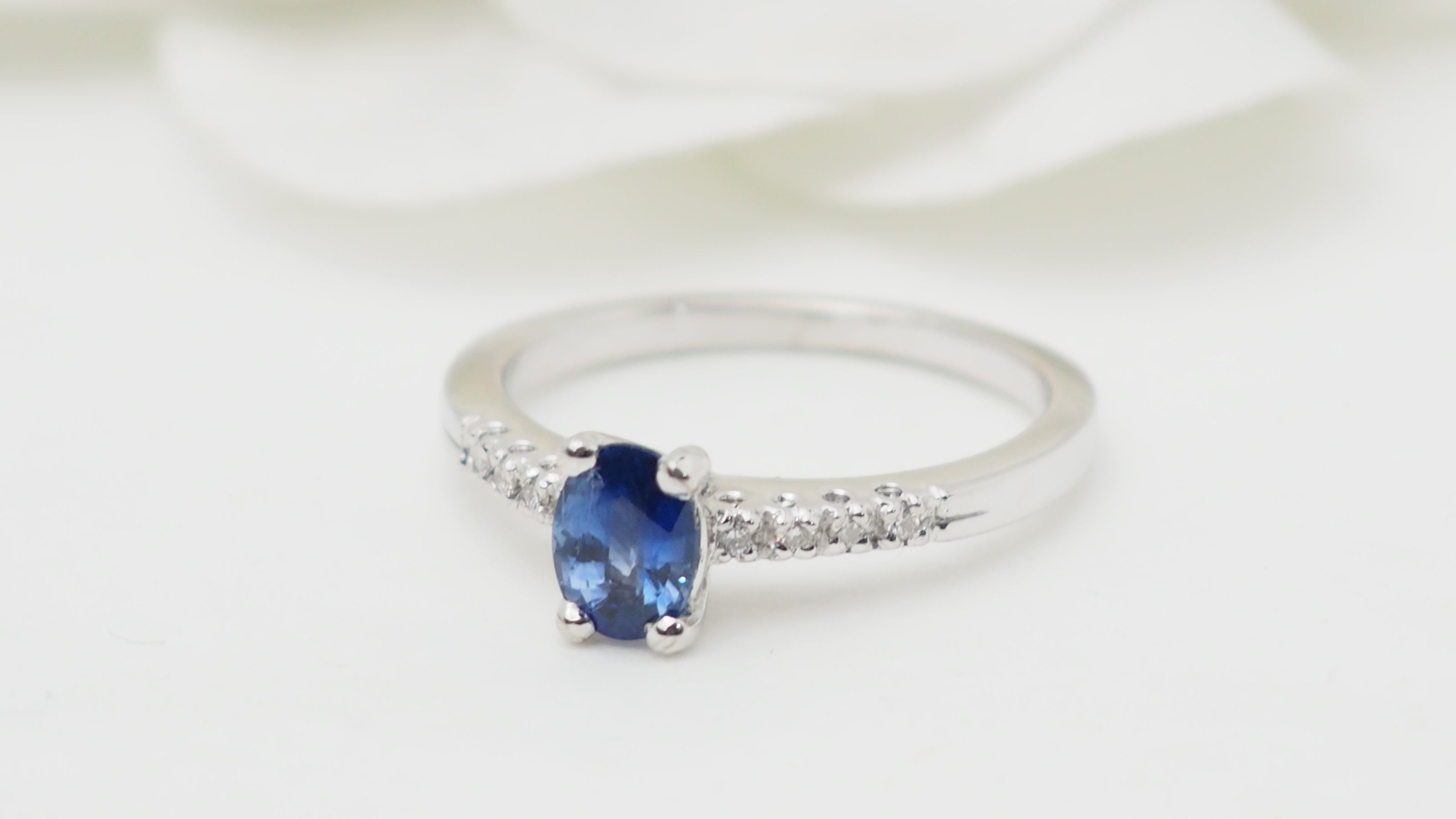 Bague solitaire en or blanc, saphir et diamants