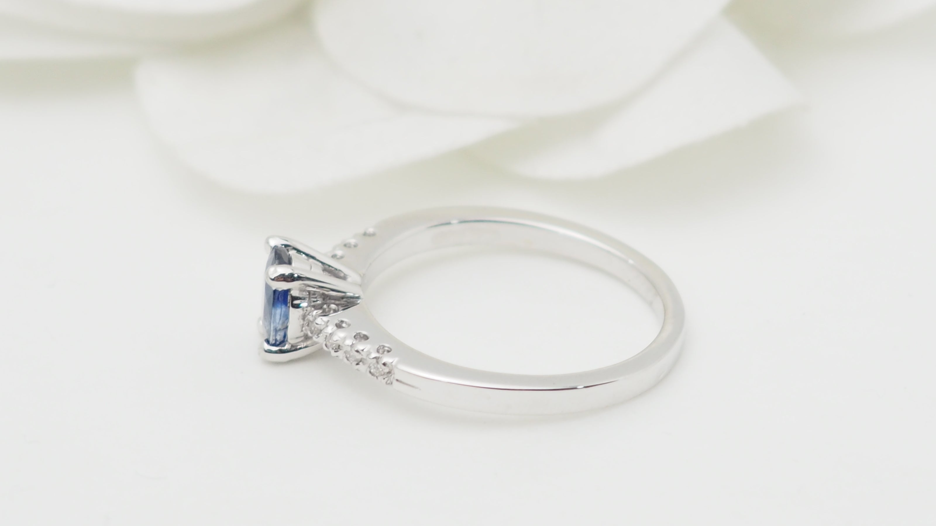 Bague solitaire en or blanc, saphir et diamants