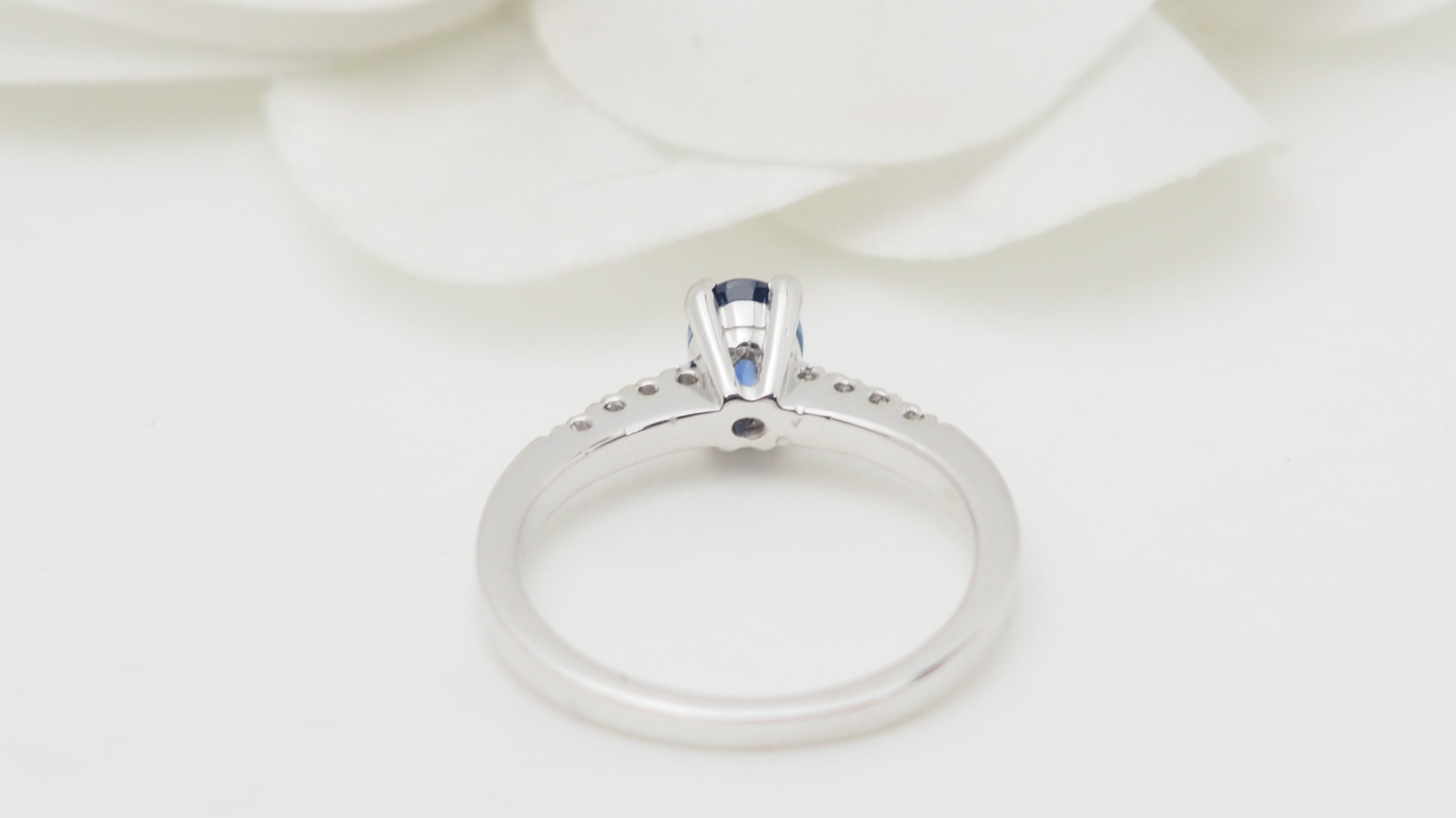 Bague solitaire en or blanc, saphir et diamants