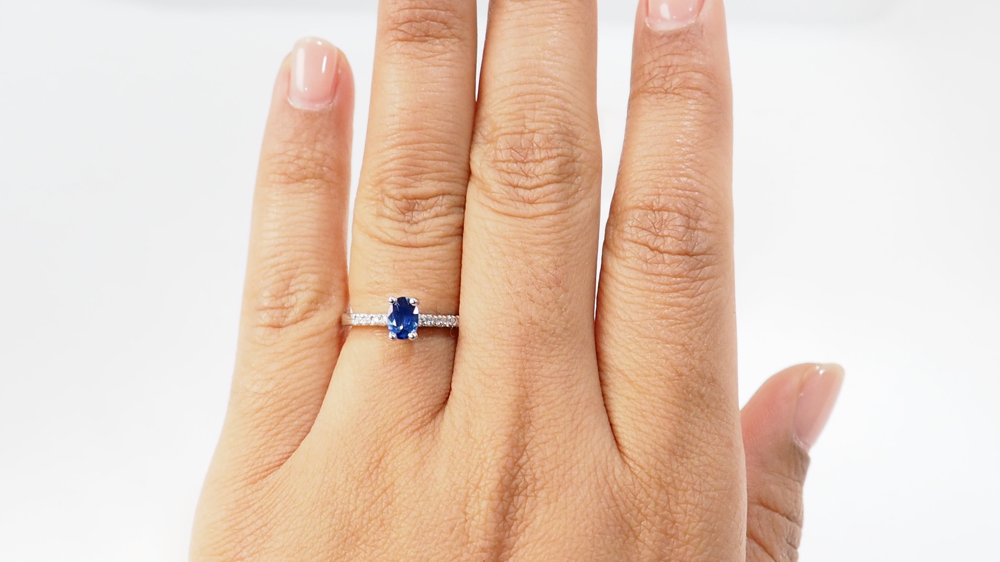 Bague solitaire en or blanc, saphir et diamants