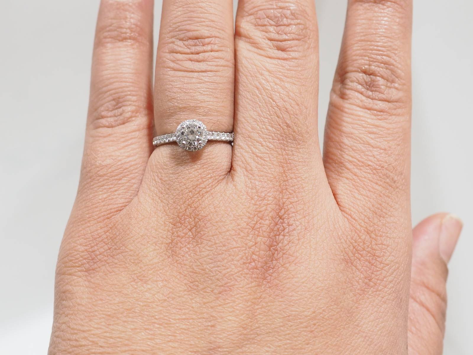 Bague solitaire en or blanc et diamant