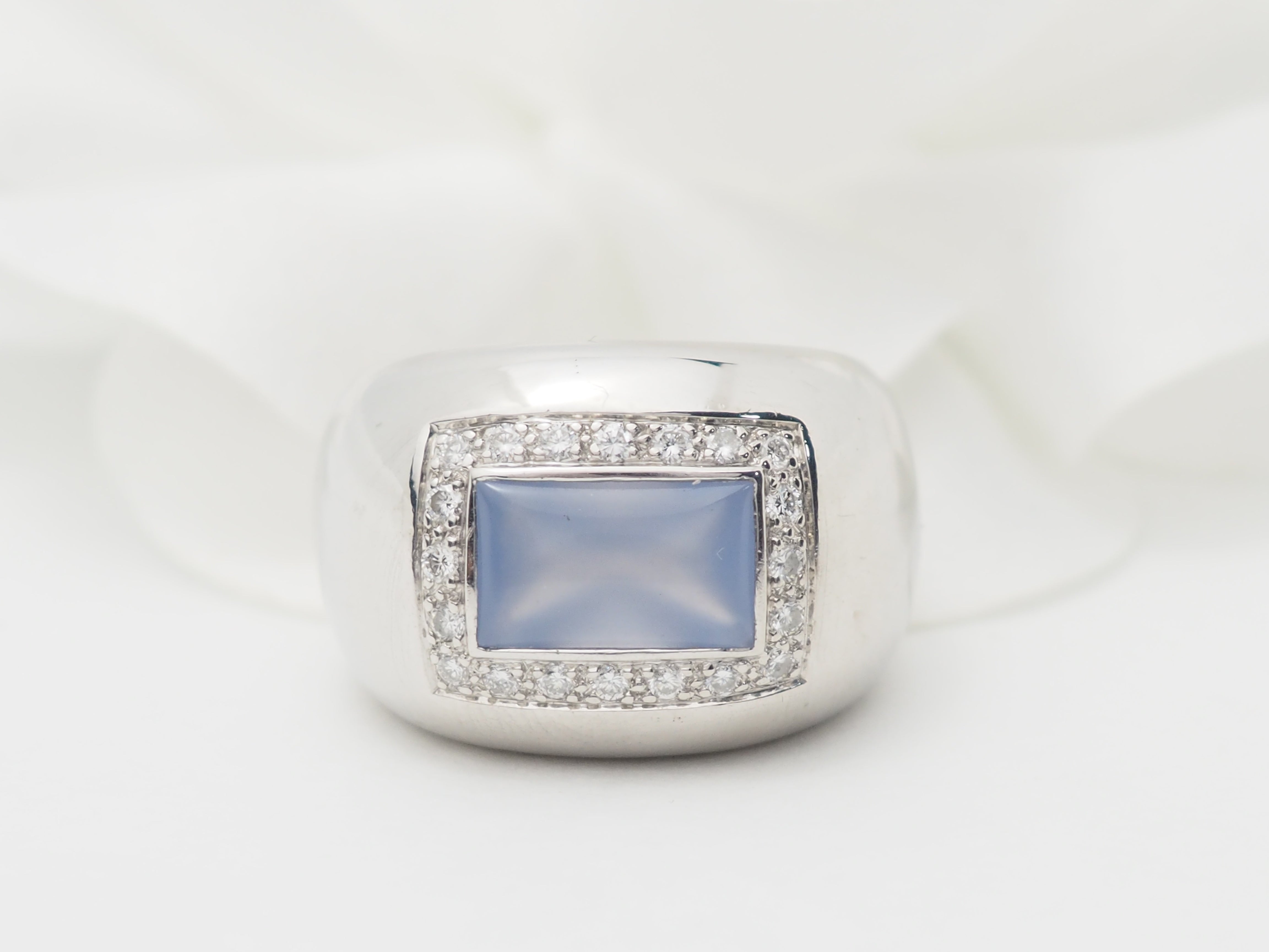 Bague Poiray en or blanc, calcédoine bleue et diamants