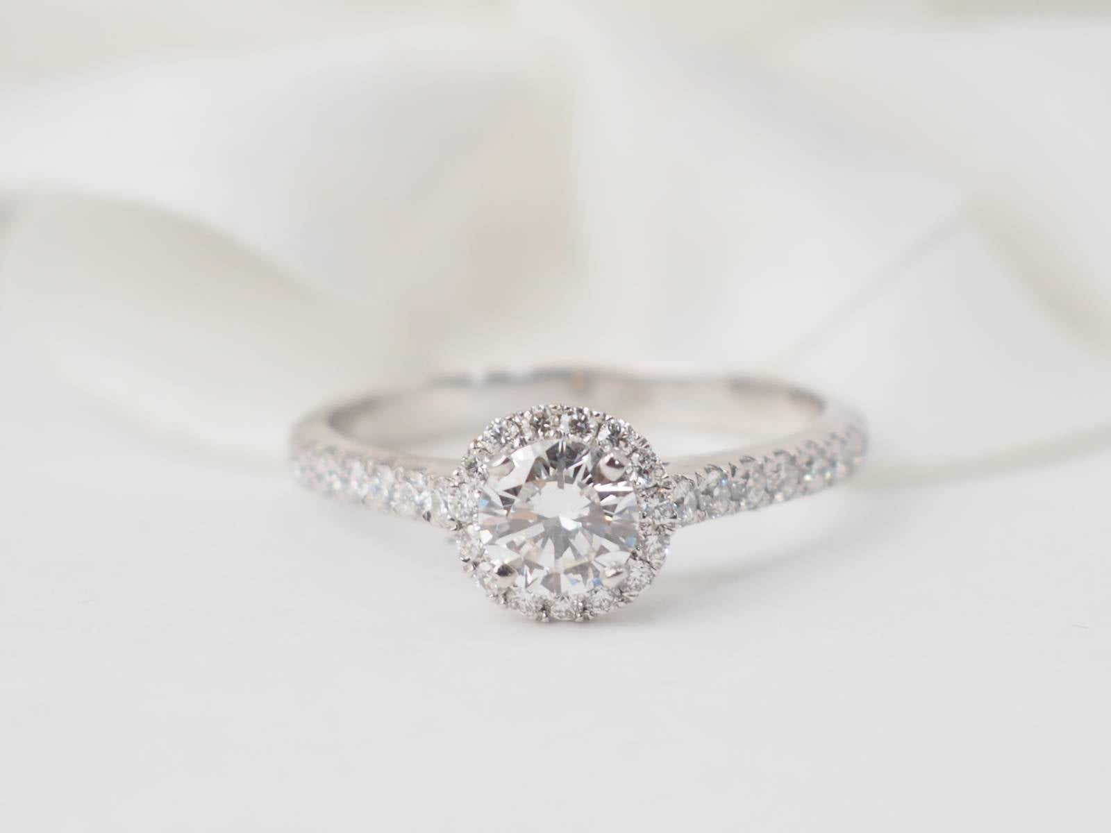 Bague solitaire en or blanc et diamant