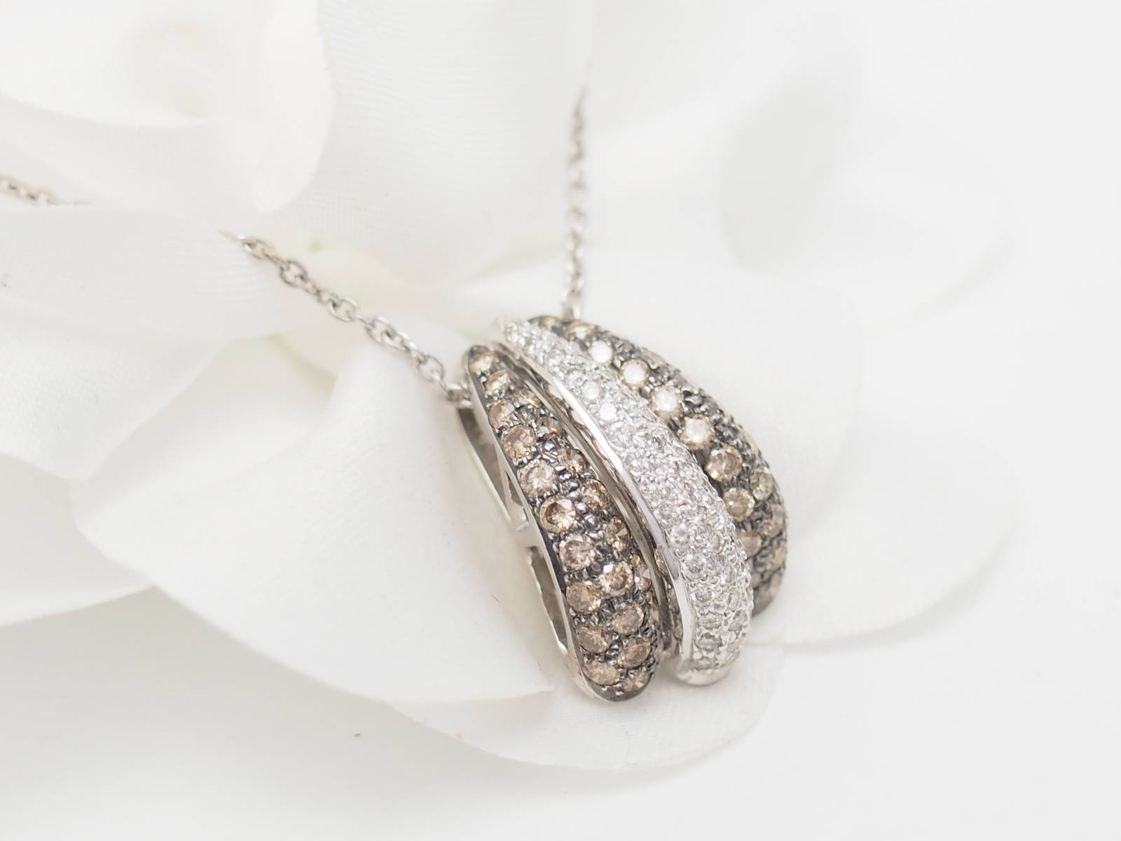 Collier pendentif en or blanc et diamants