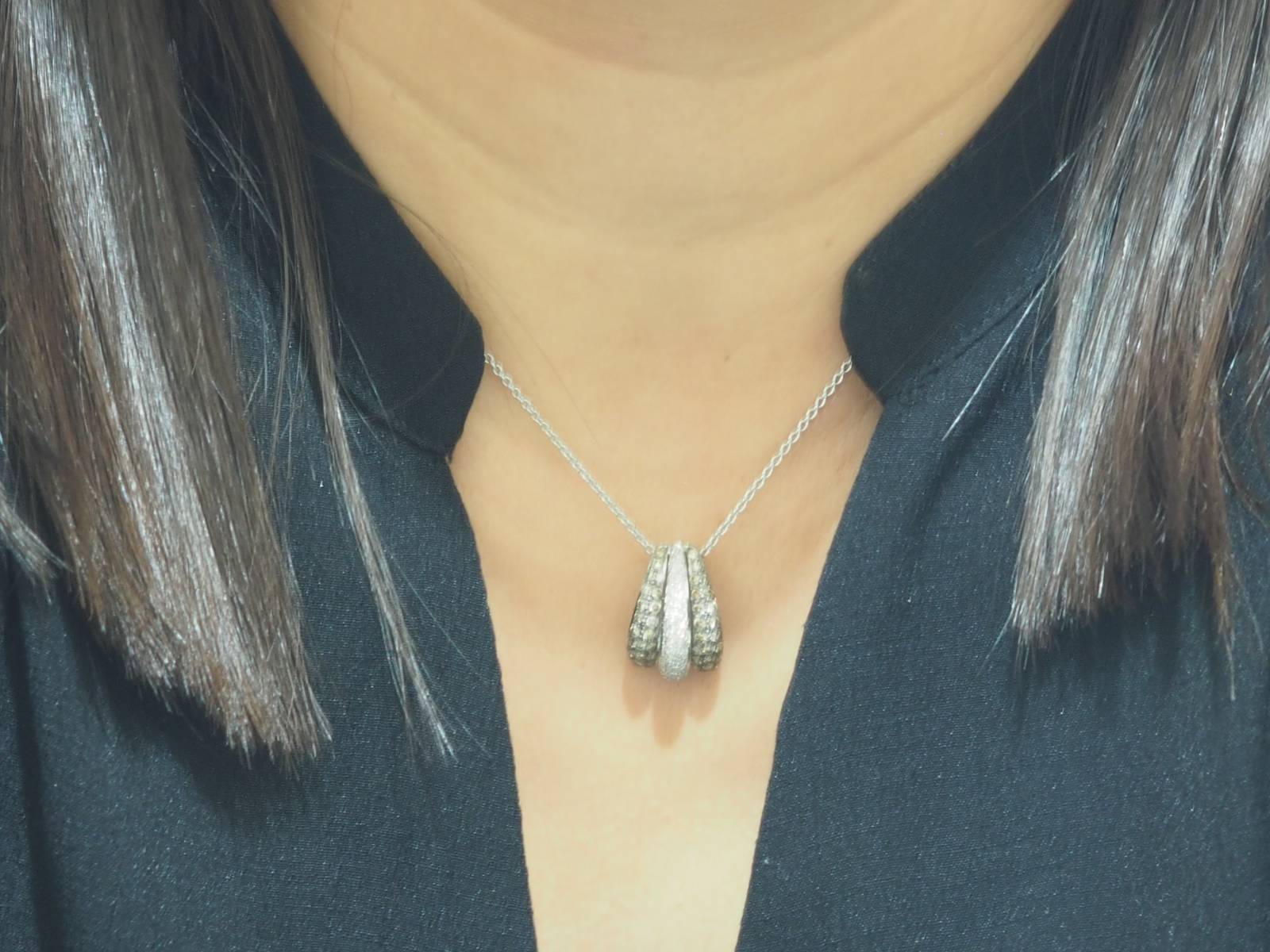 Collier pendentif en or blanc et diamants