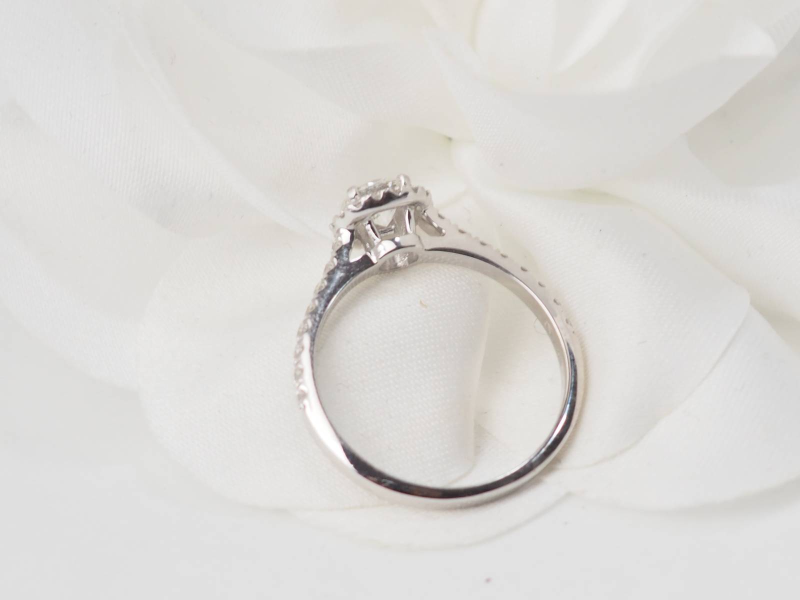 Bague solitaire en or blanc et diamant