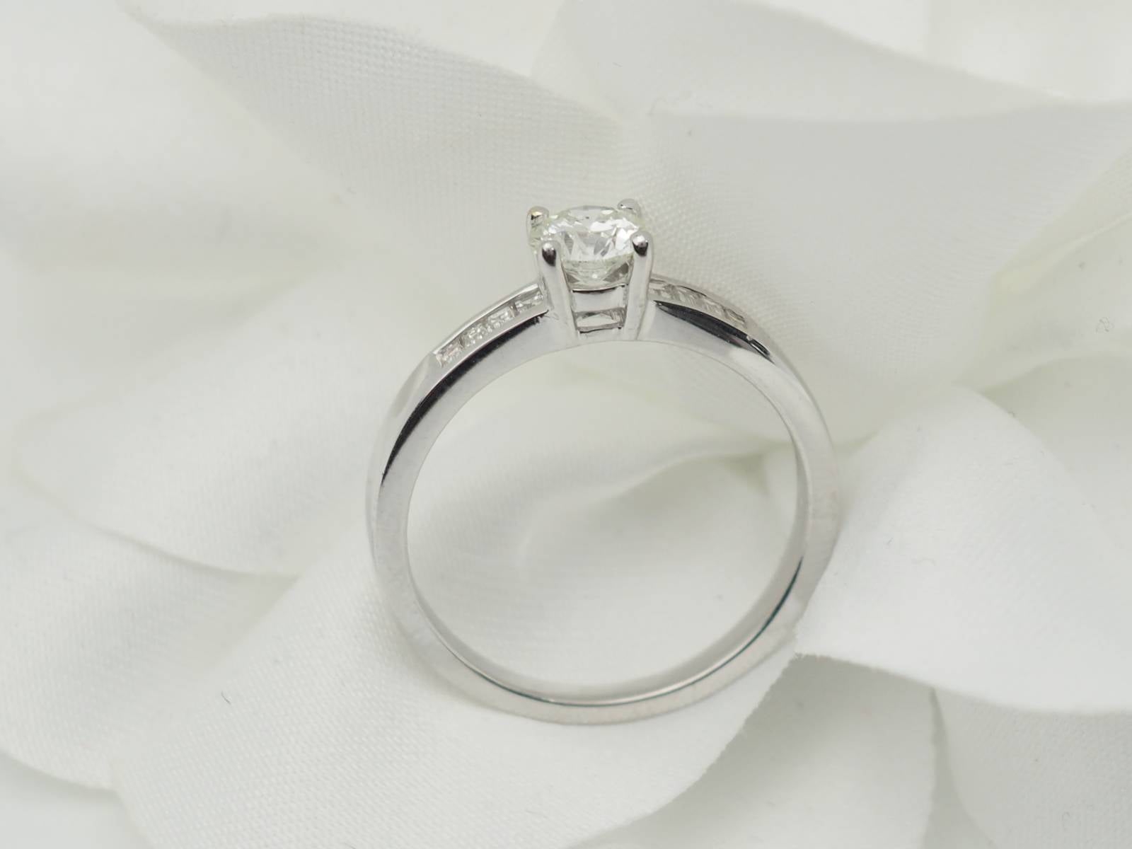 Solitaire en or blanc et diamant rond de 0,52 ct