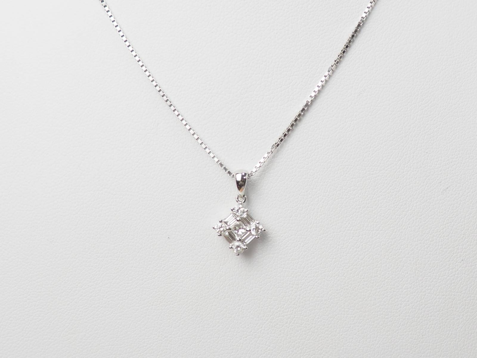 Collier en or blanc et diamants