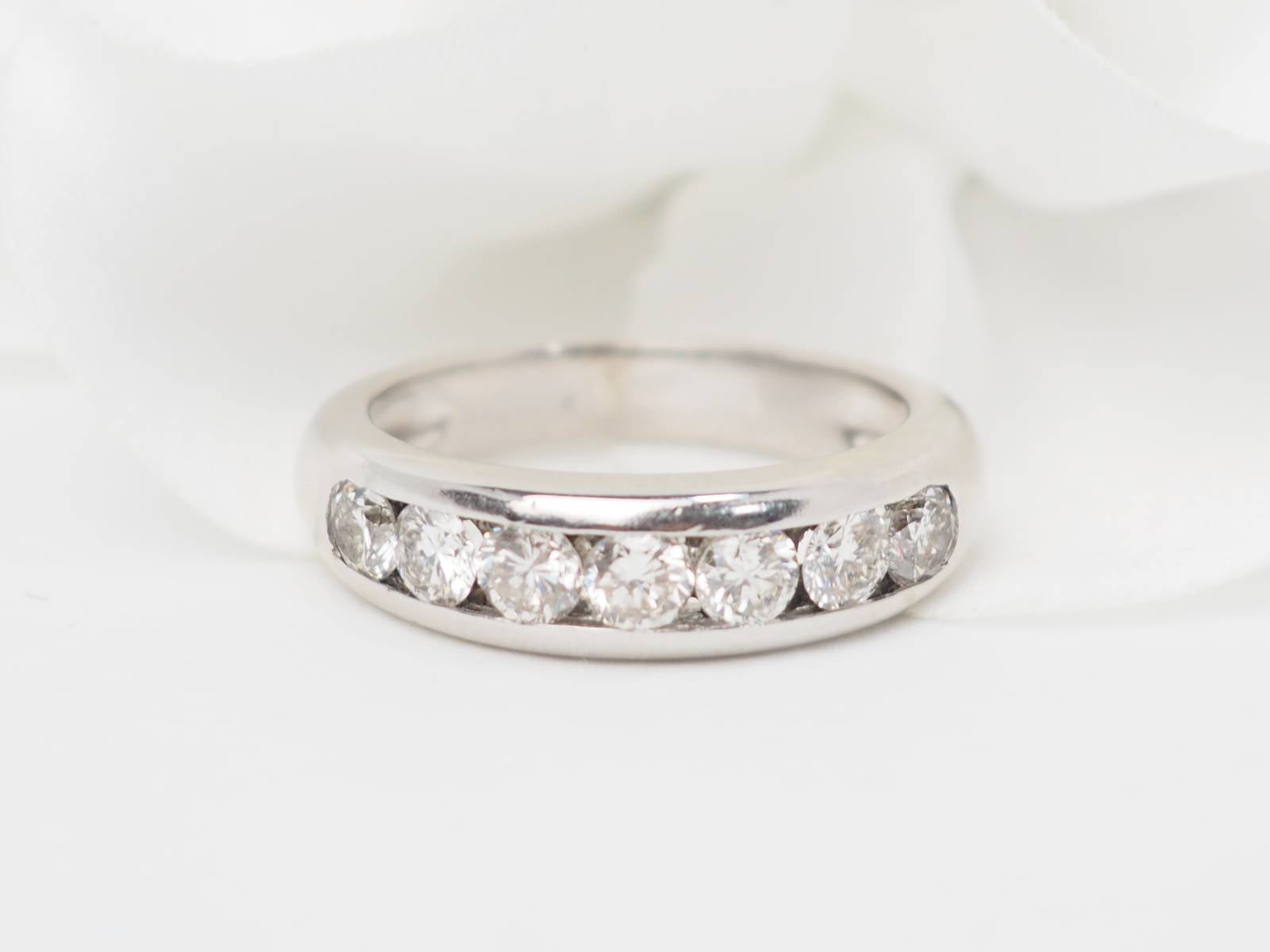 Demi alliance en or blanc et diamants 1.05ct