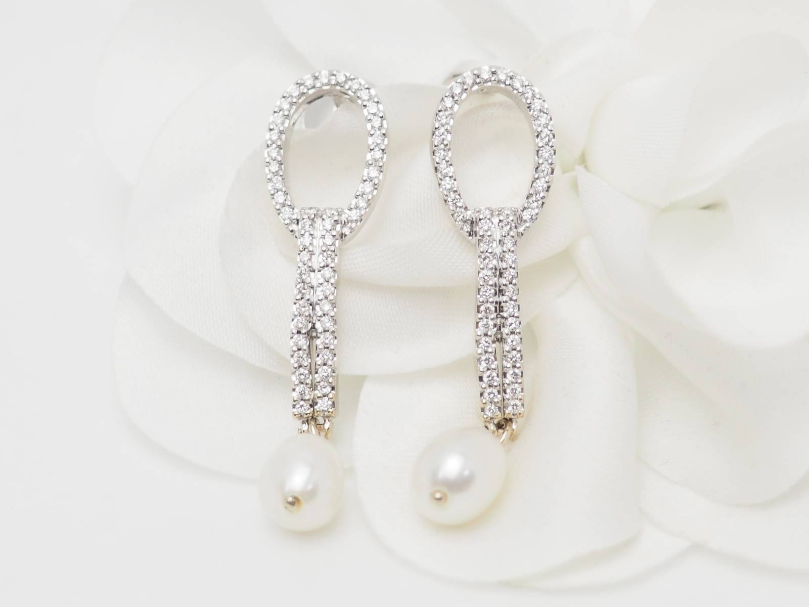 Pendants d'oreilles en or blanc, diamants et perles de culture