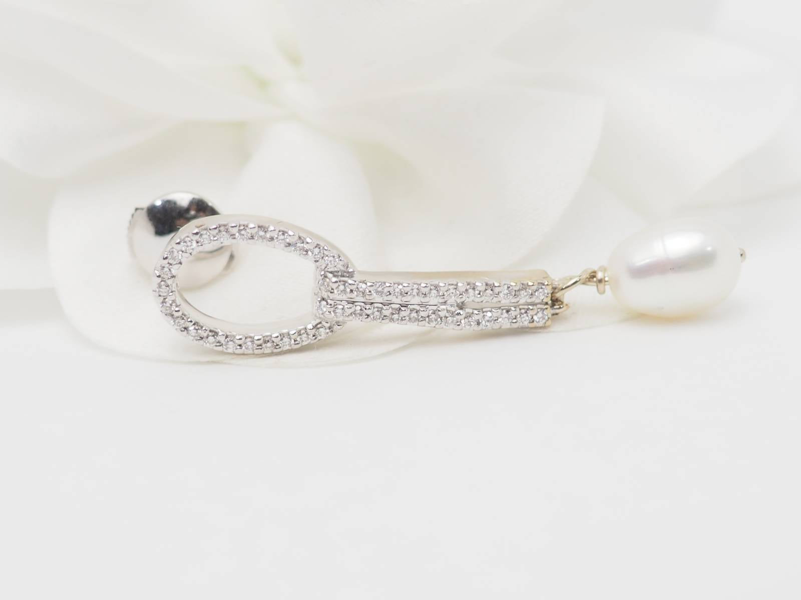 Pendants d'oreilles en or blanc, diamants et perles de culture