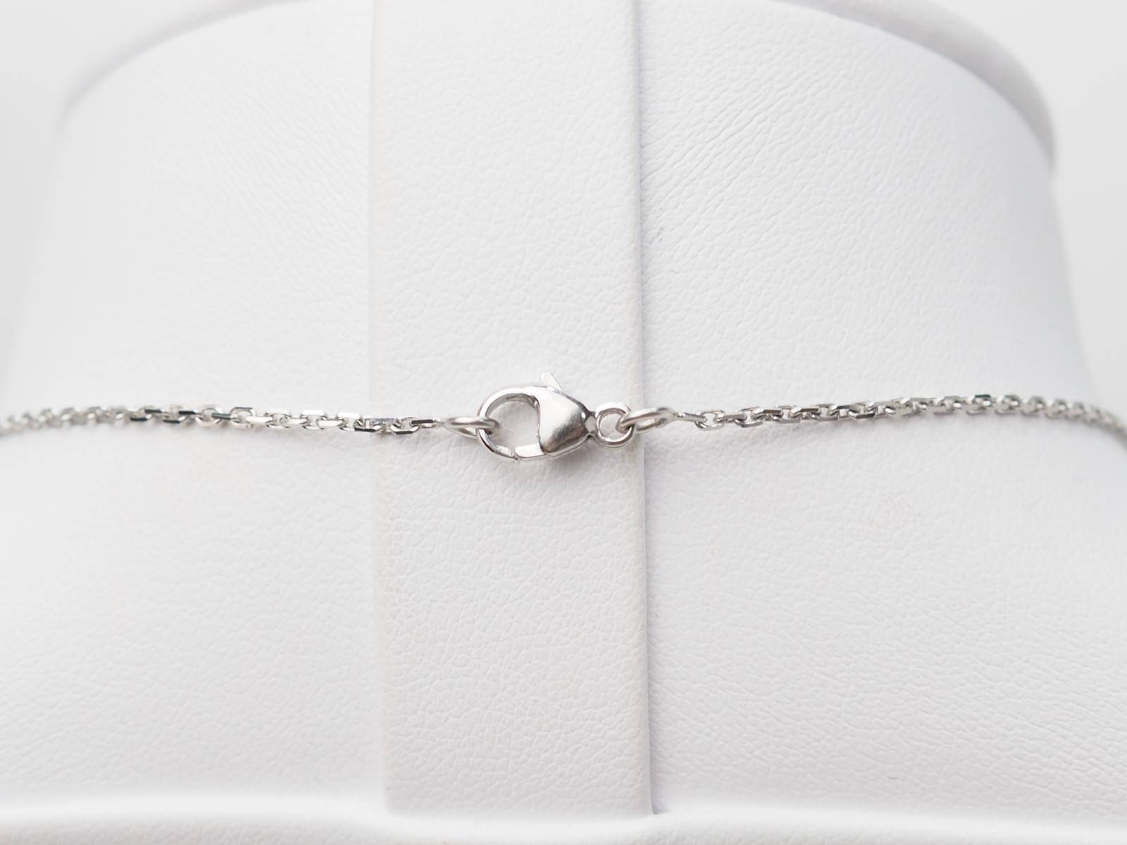 Collier pendentif dôme en or blanc et diamants