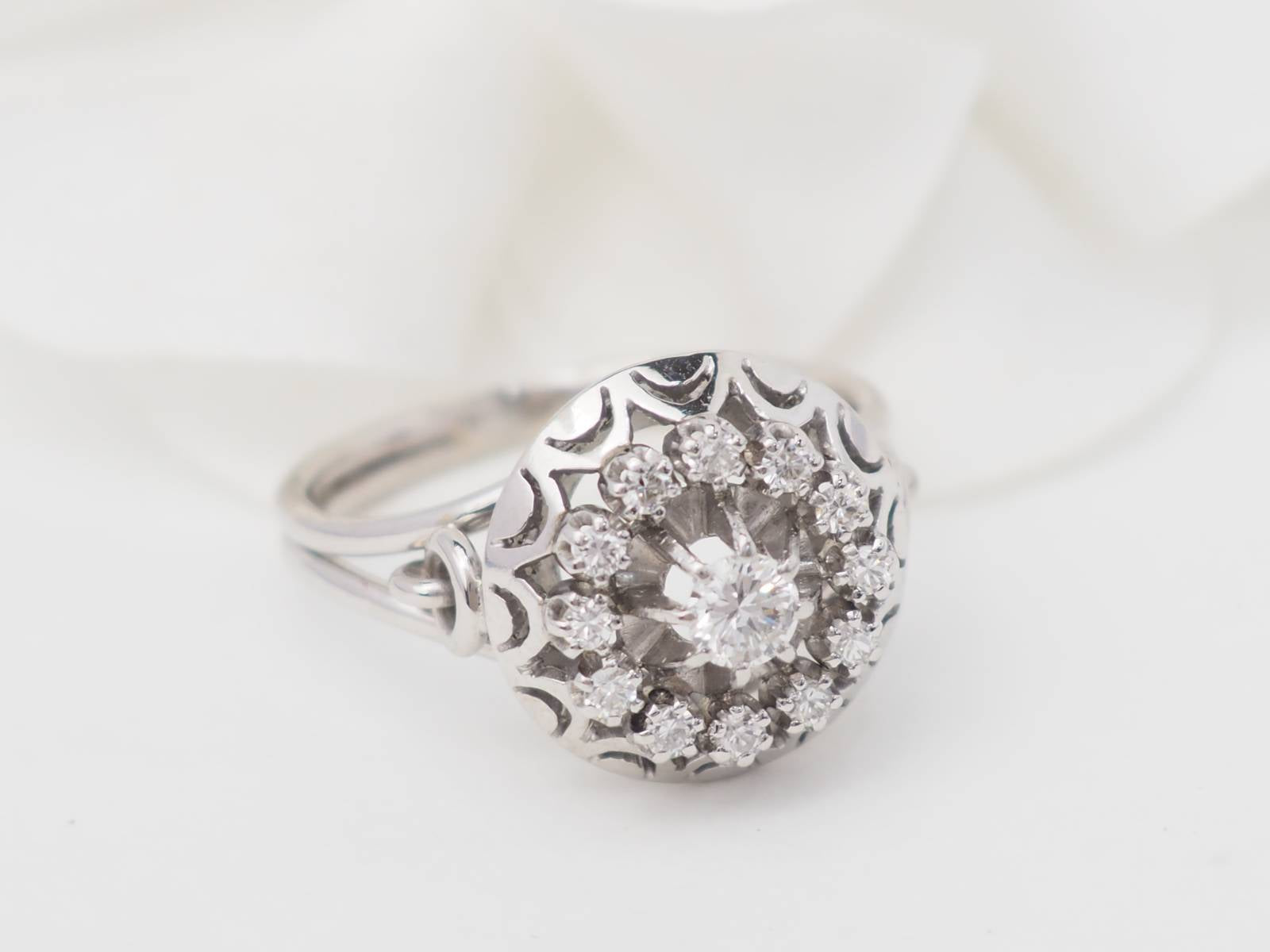 Bague vintage en or blanc, platine et diamants