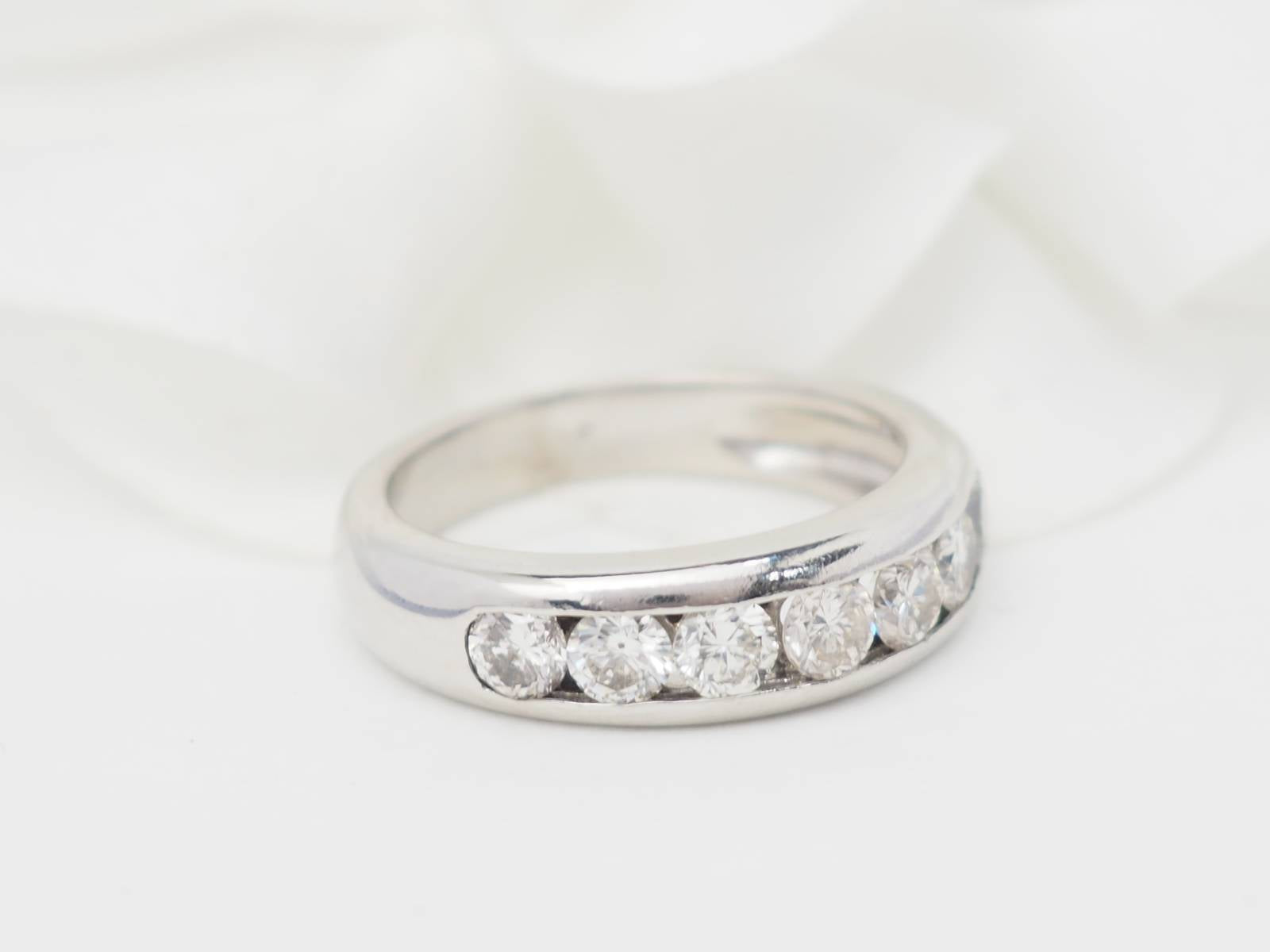 Demi alliance en or blanc et diamants 1.05ct