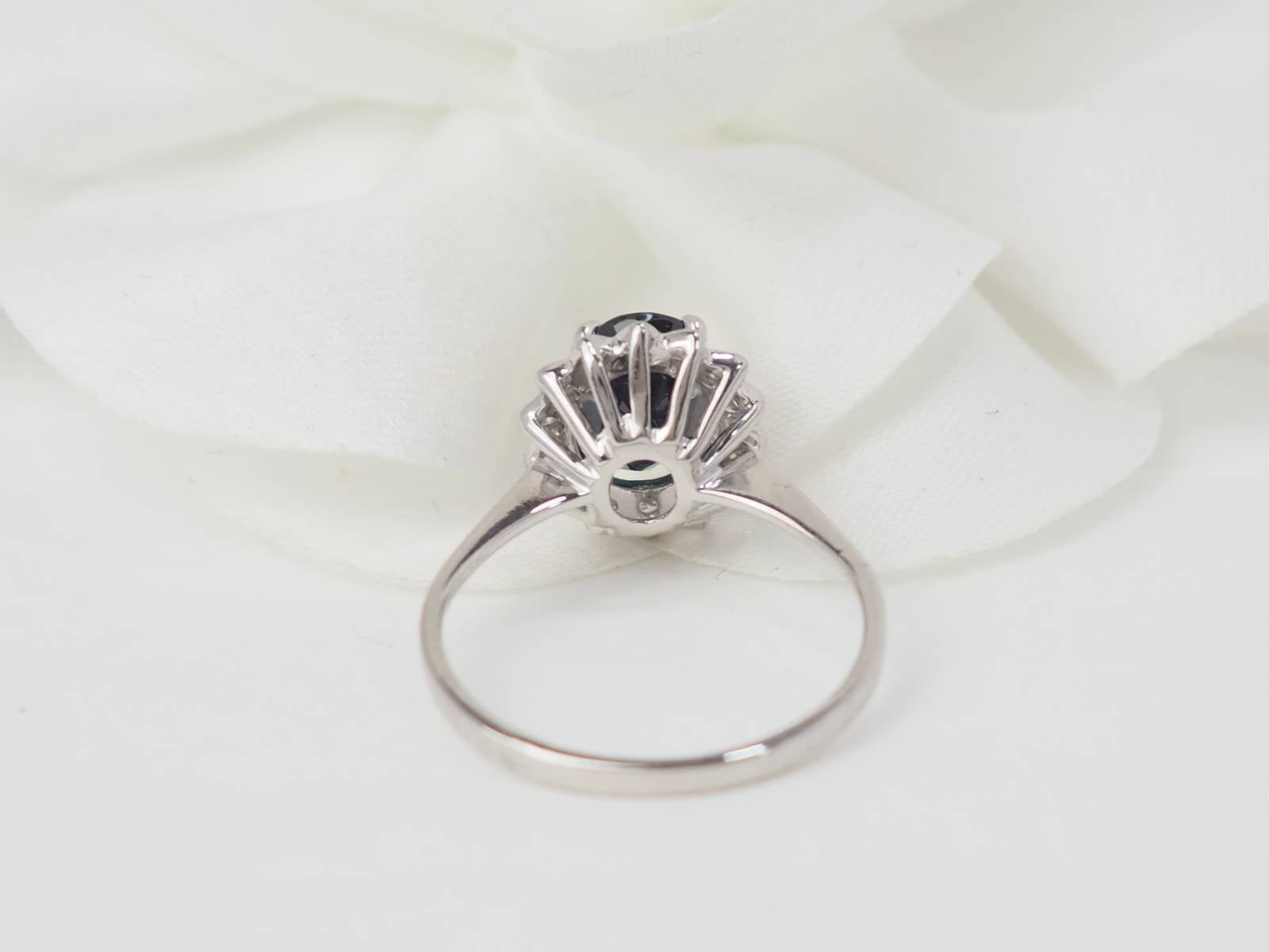Bague marguerite en or blanc, diamants et saphir ovale