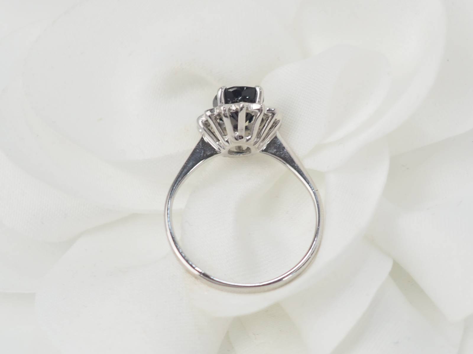 Bague marguerite en or blanc, diamants et saphir ovale