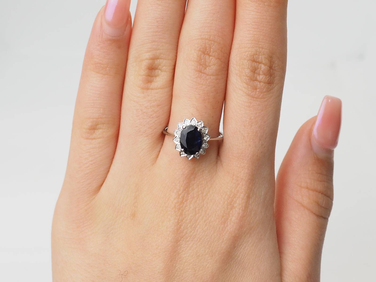 Bague marguerite en or blanc, diamants et saphir ovale