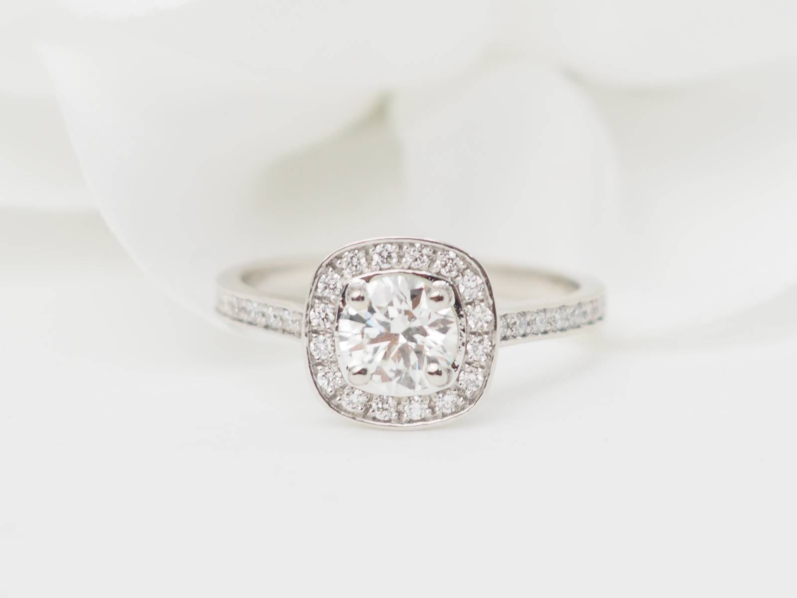 Bague solitaire en or blanc et diamants 0.68ct