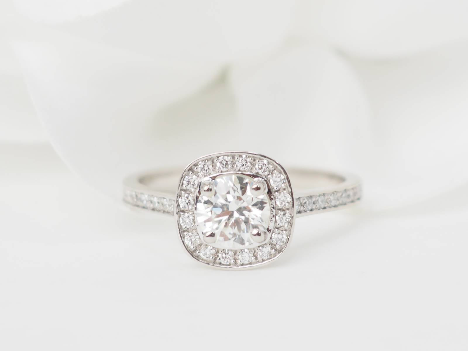 Bague solitaire en or blanc et diamants 0.68ct