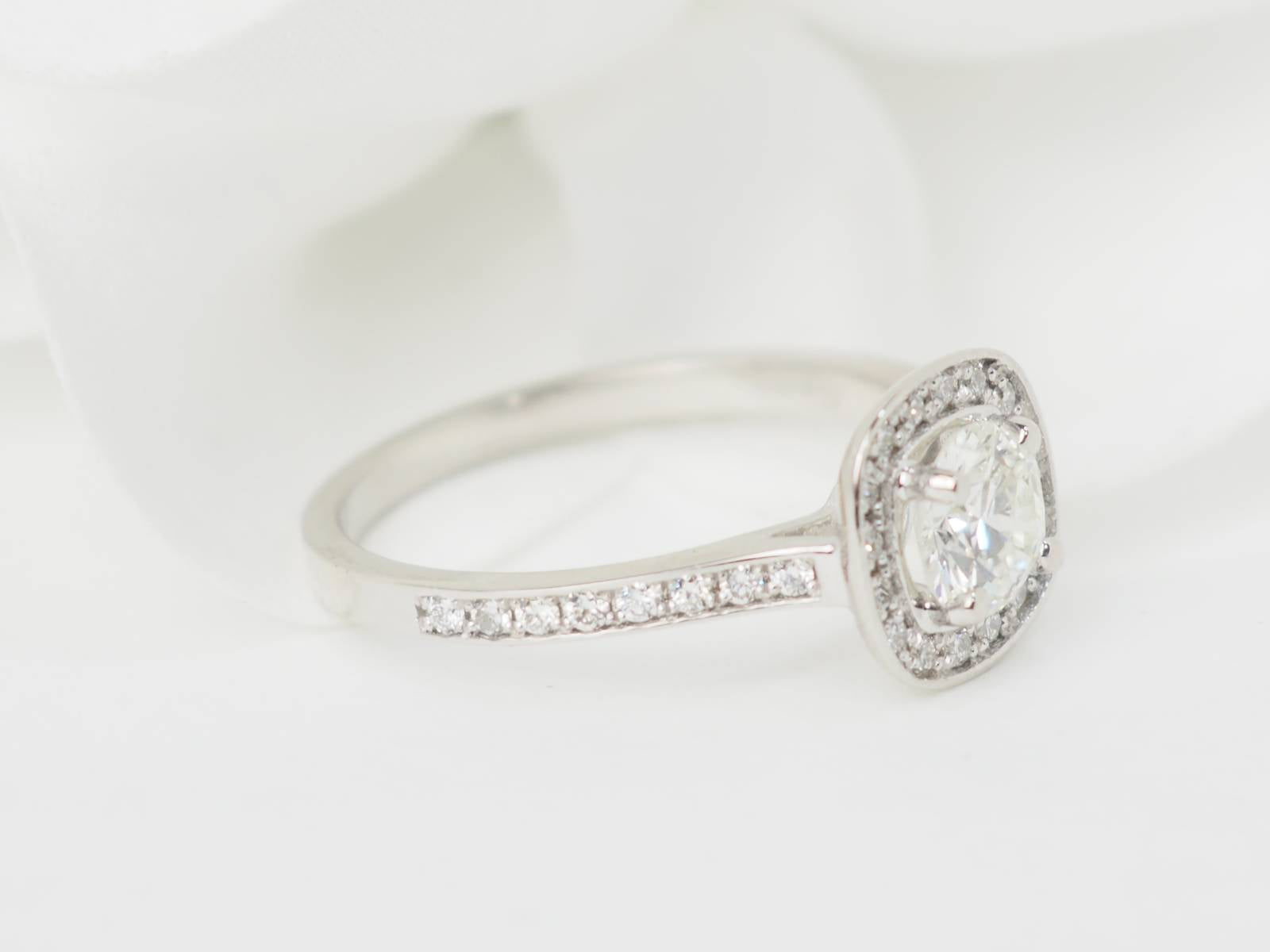Bague solitaire en or blanc et diamants 0.68ct