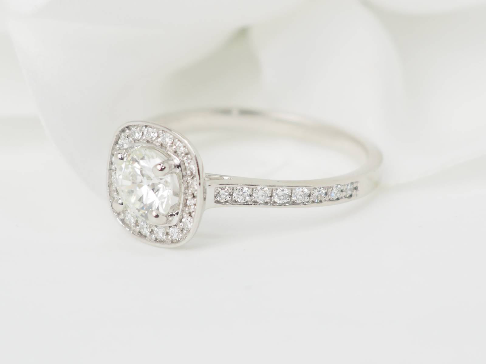 Bague solitaire en or blanc et diamants 0.68ct