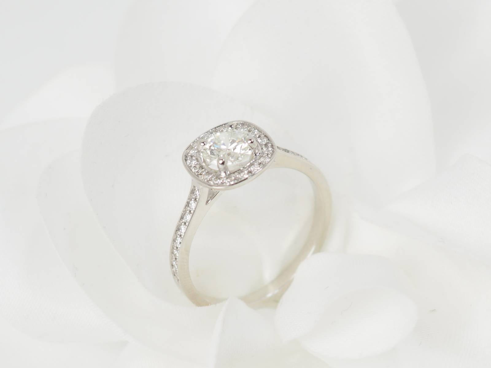Bague solitaire en or blanc et diamants 0.68ct