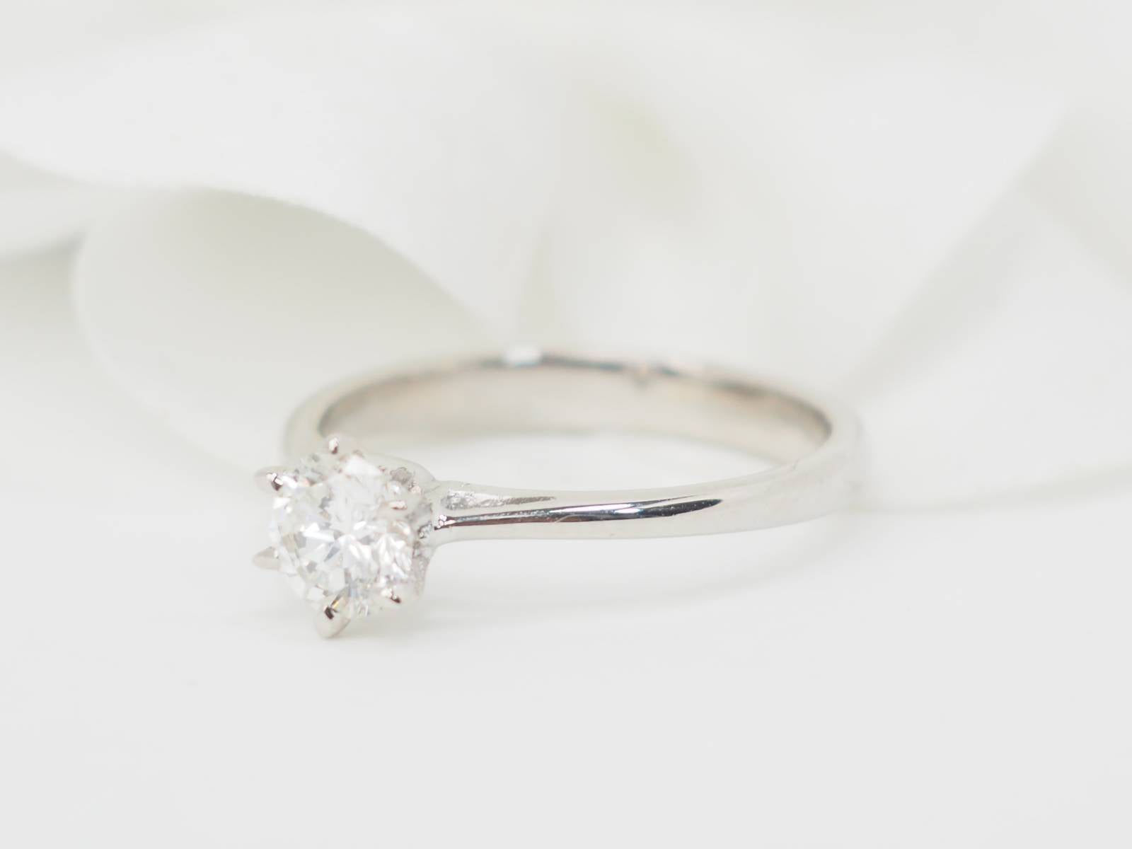 Bague solitaire en or blanc et diamant 0.58ct