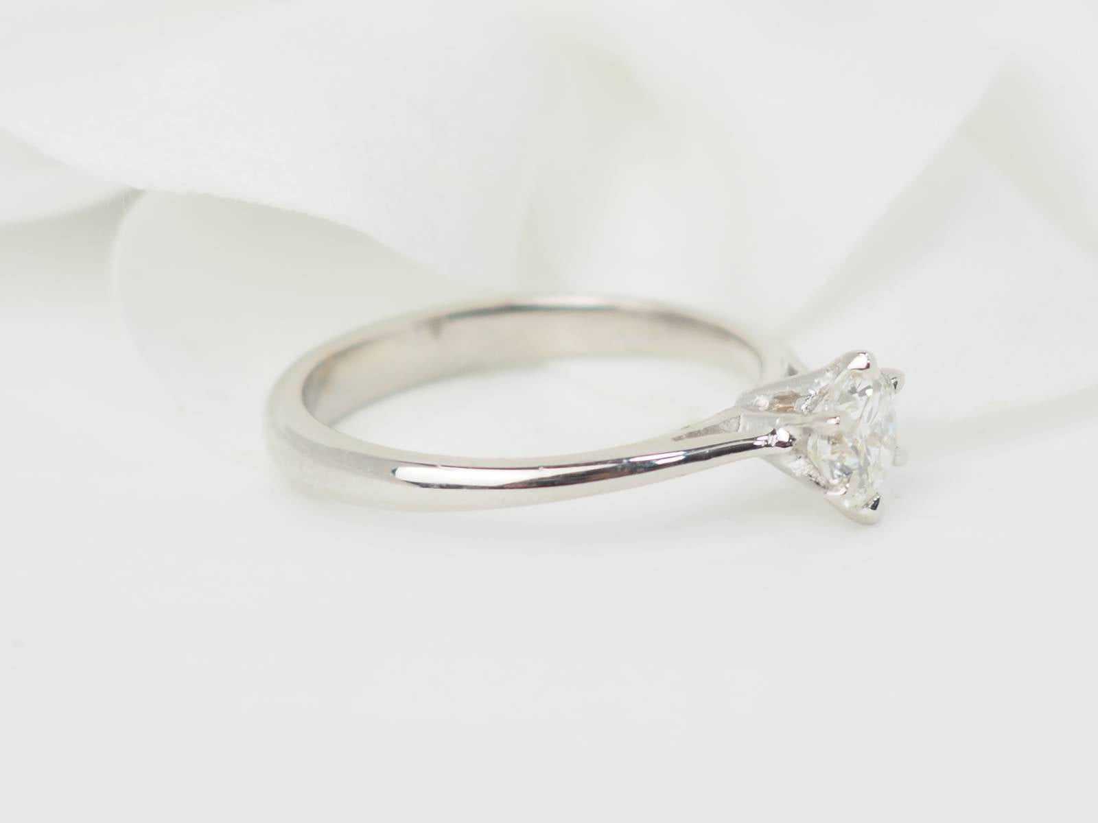 Bague solitaire en or blanc et diamant 0.58ct