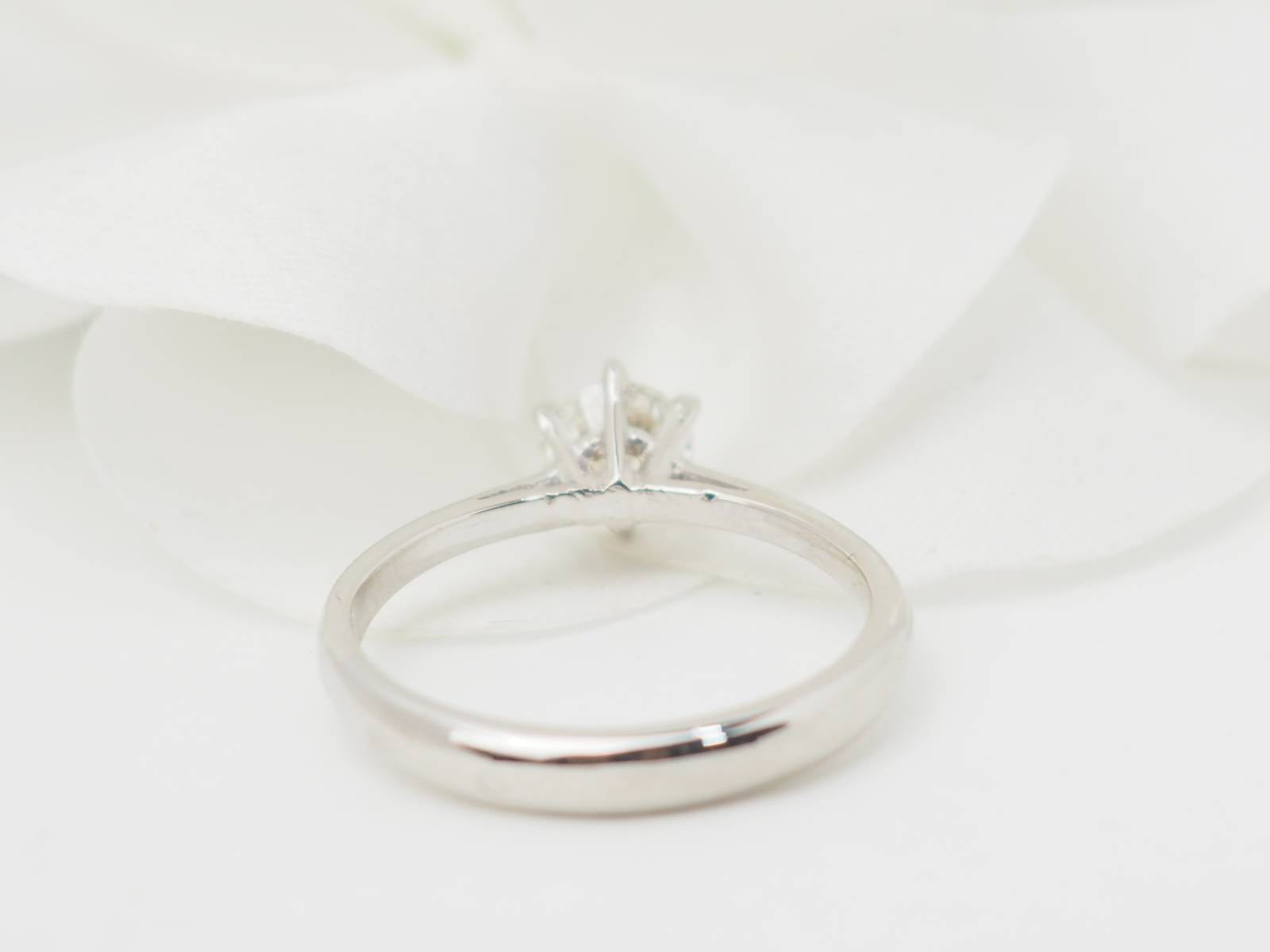 Bague solitaire en or blanc et diamant 0.58ct
