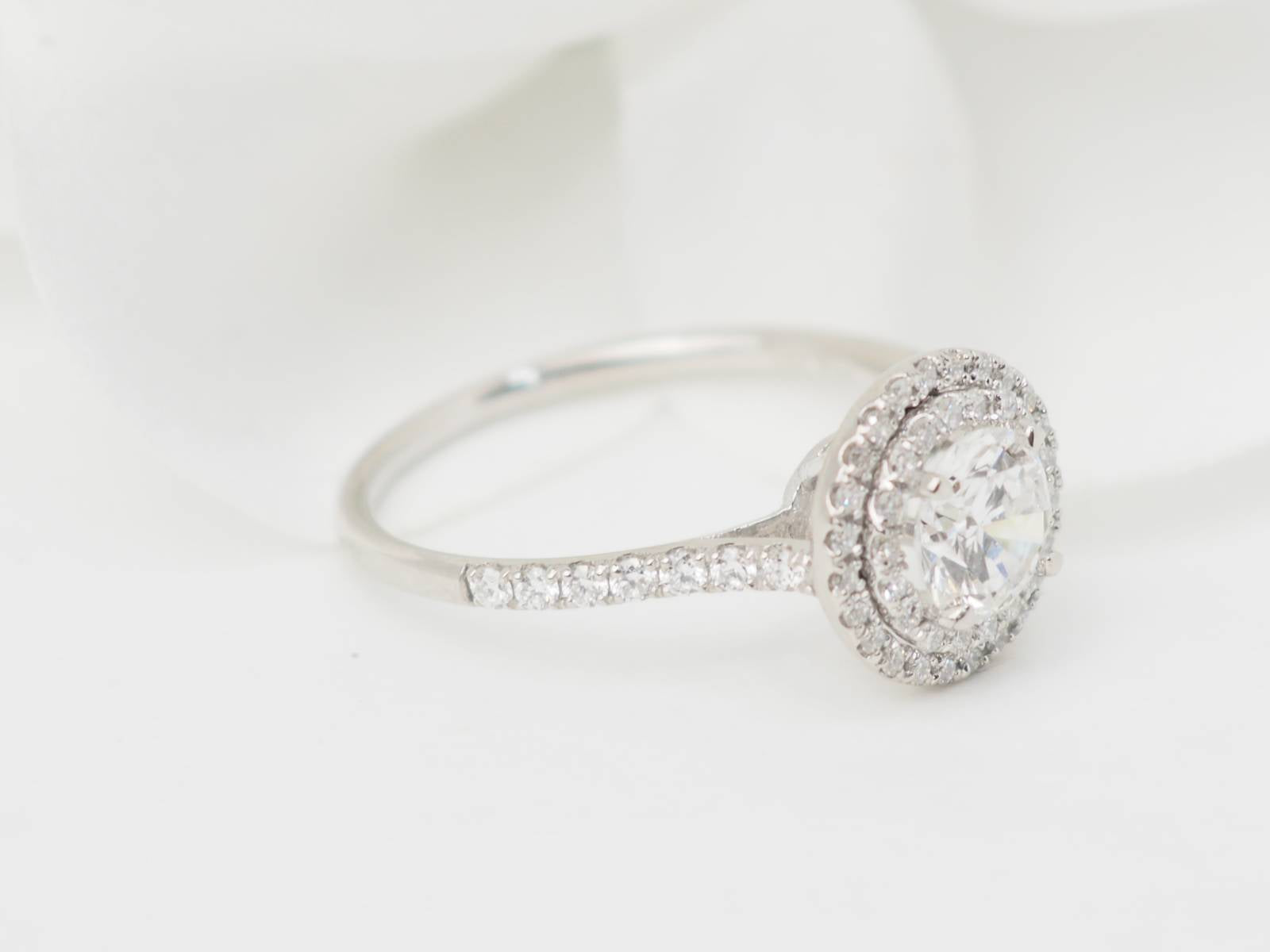 Bague solitaire en or blanc et diamants 0.72ct