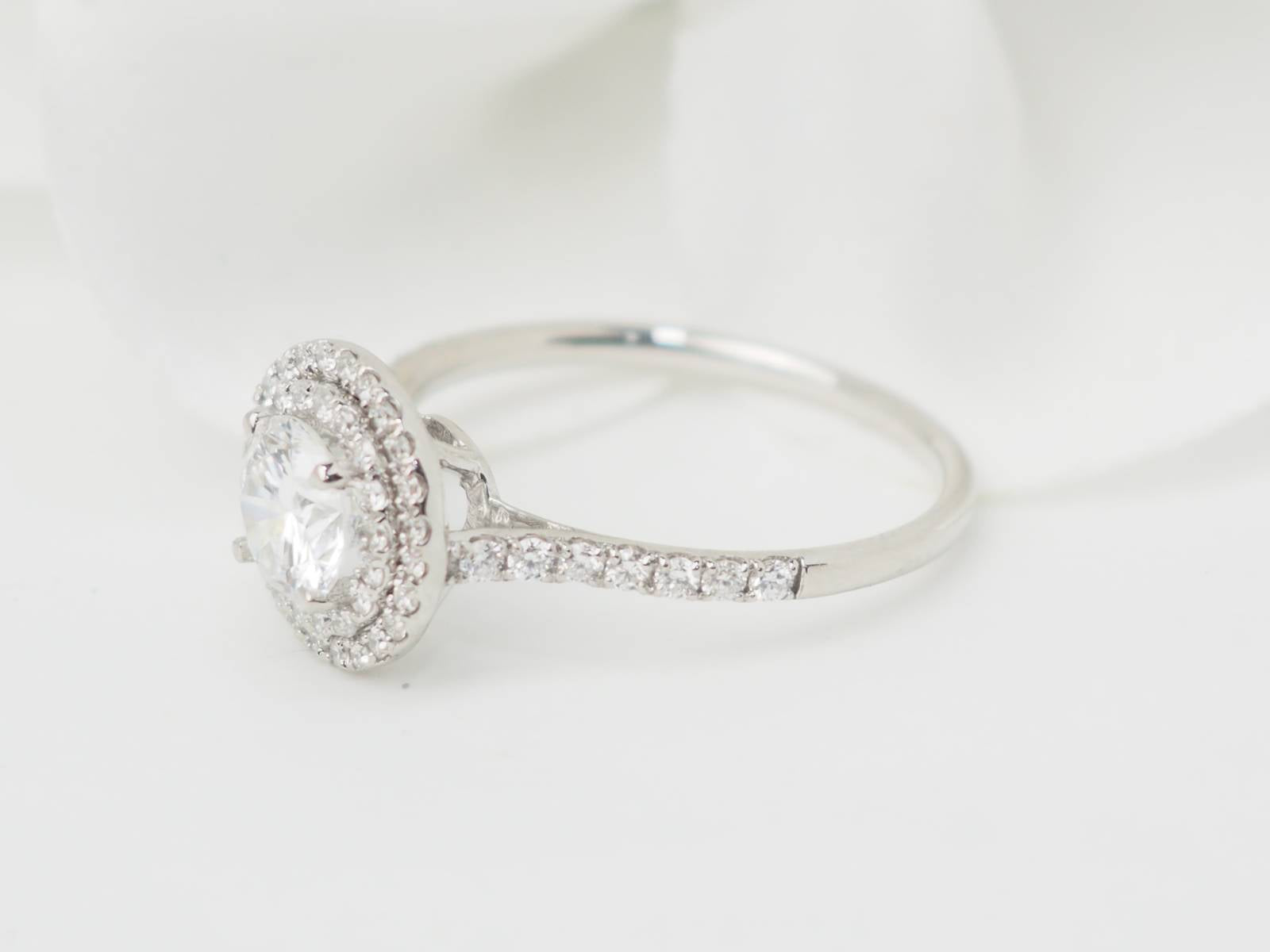 Bague solitaire en or blanc et diamants 0.72ct