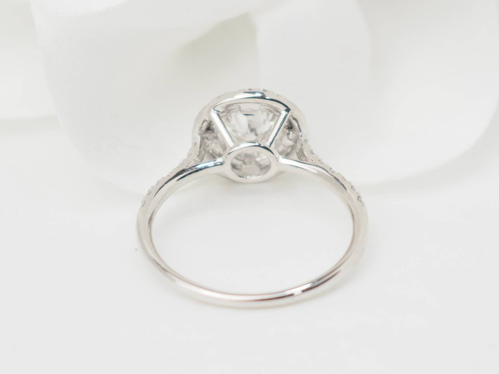 Bague solitaire en or blanc et diamants 0.72ct