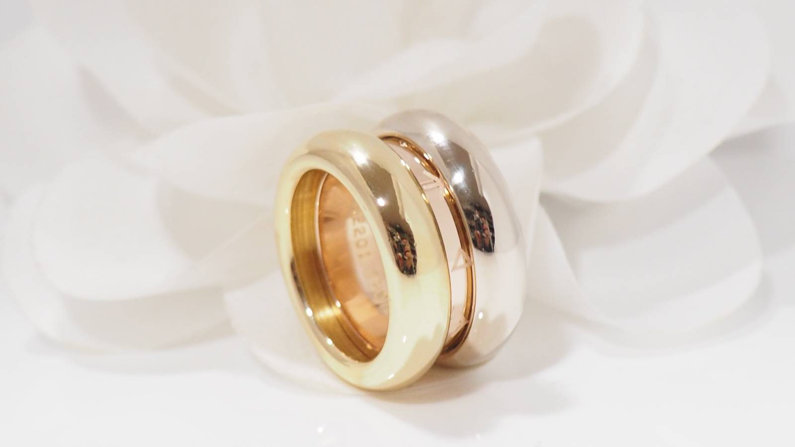 Poiray "Symbol" ring in three golds