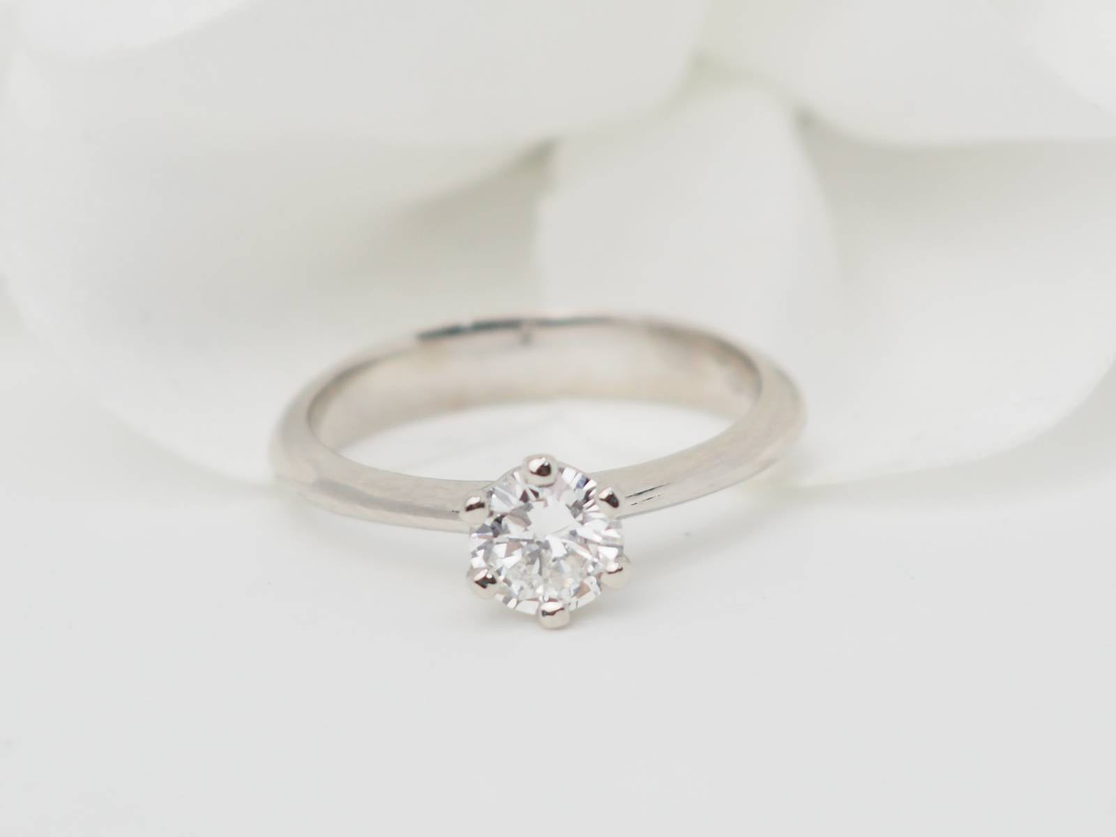 Bague solitaire en or blanc et diamant 0.53ct