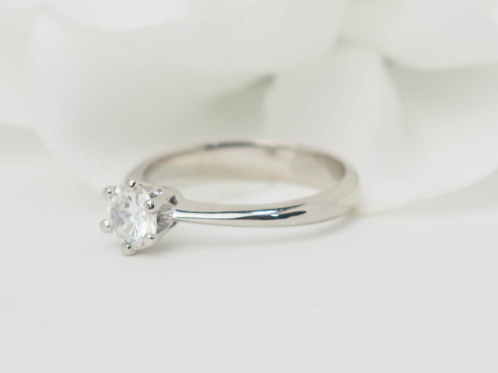 Bague solitaire en or blanc et diamant 0.53ct