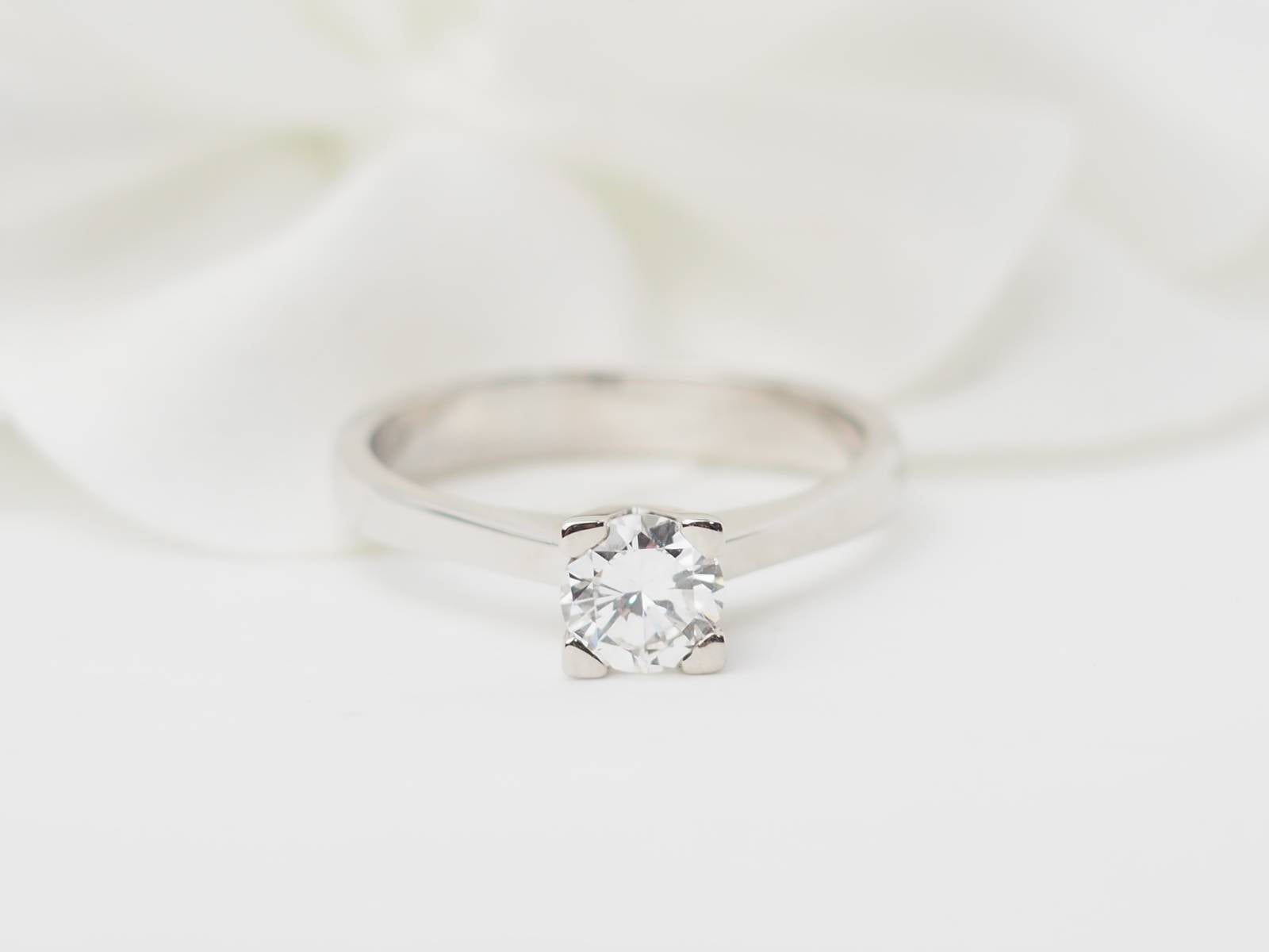 Bague solitaire en or blanc et diamant 0.51ct