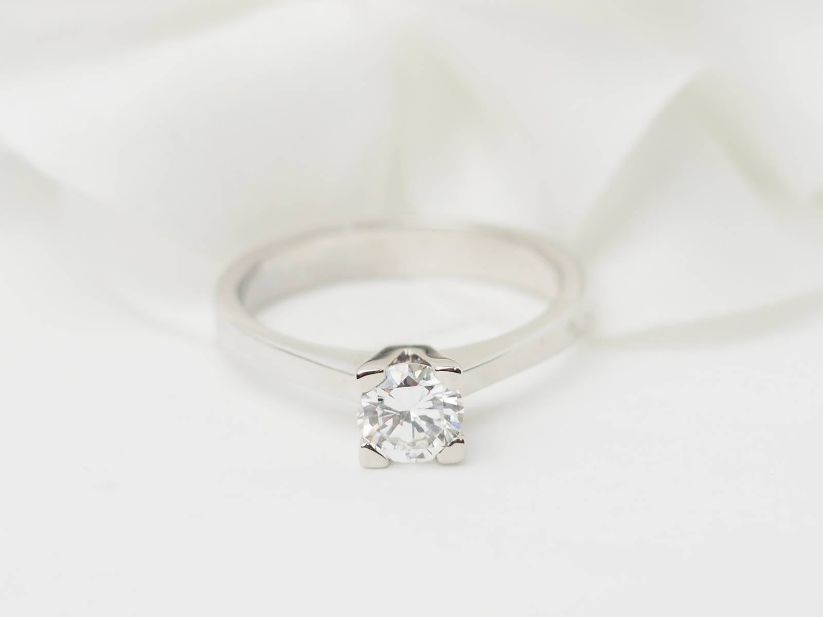 Bague solitaire en or blanc et diamant 0.51ct