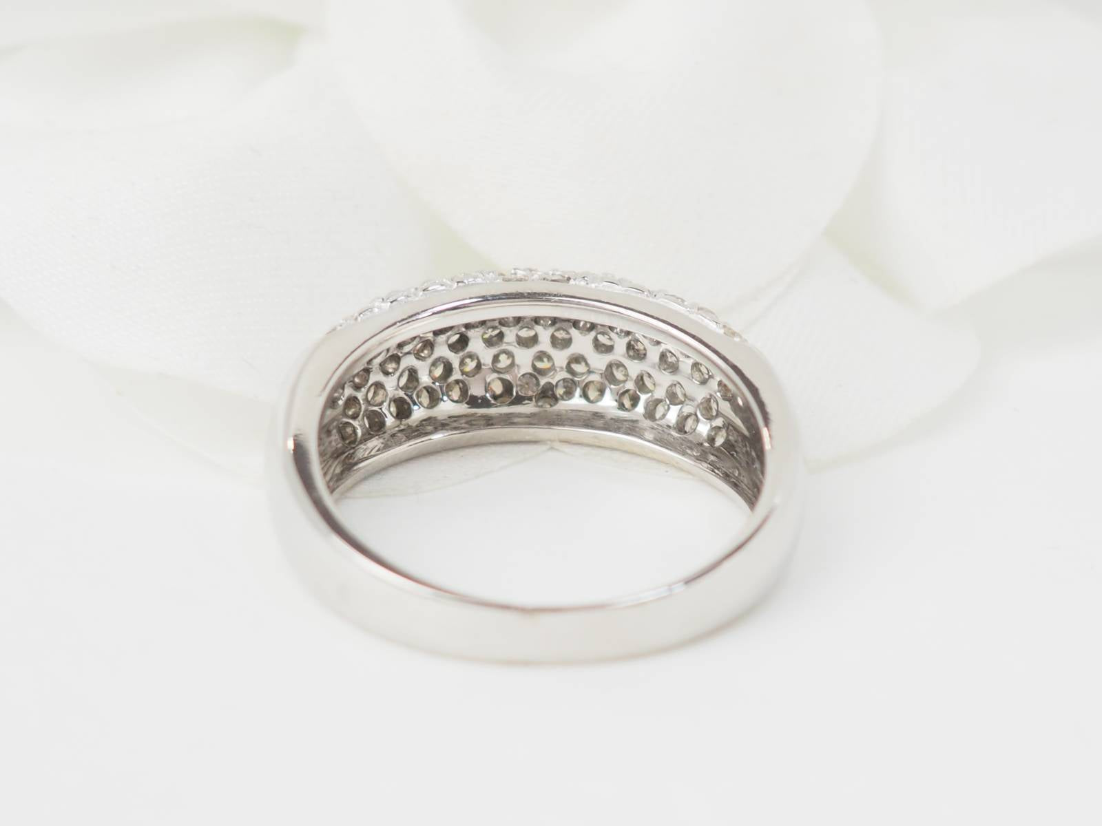 Bague jonc en or blanc et diamants