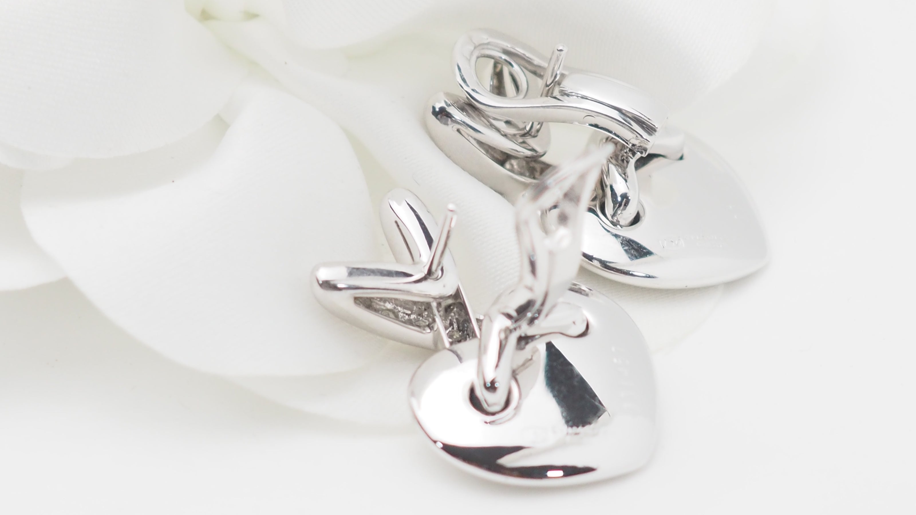 Boucles d'oreilles CHAUMET Liens en or blanc et diamants