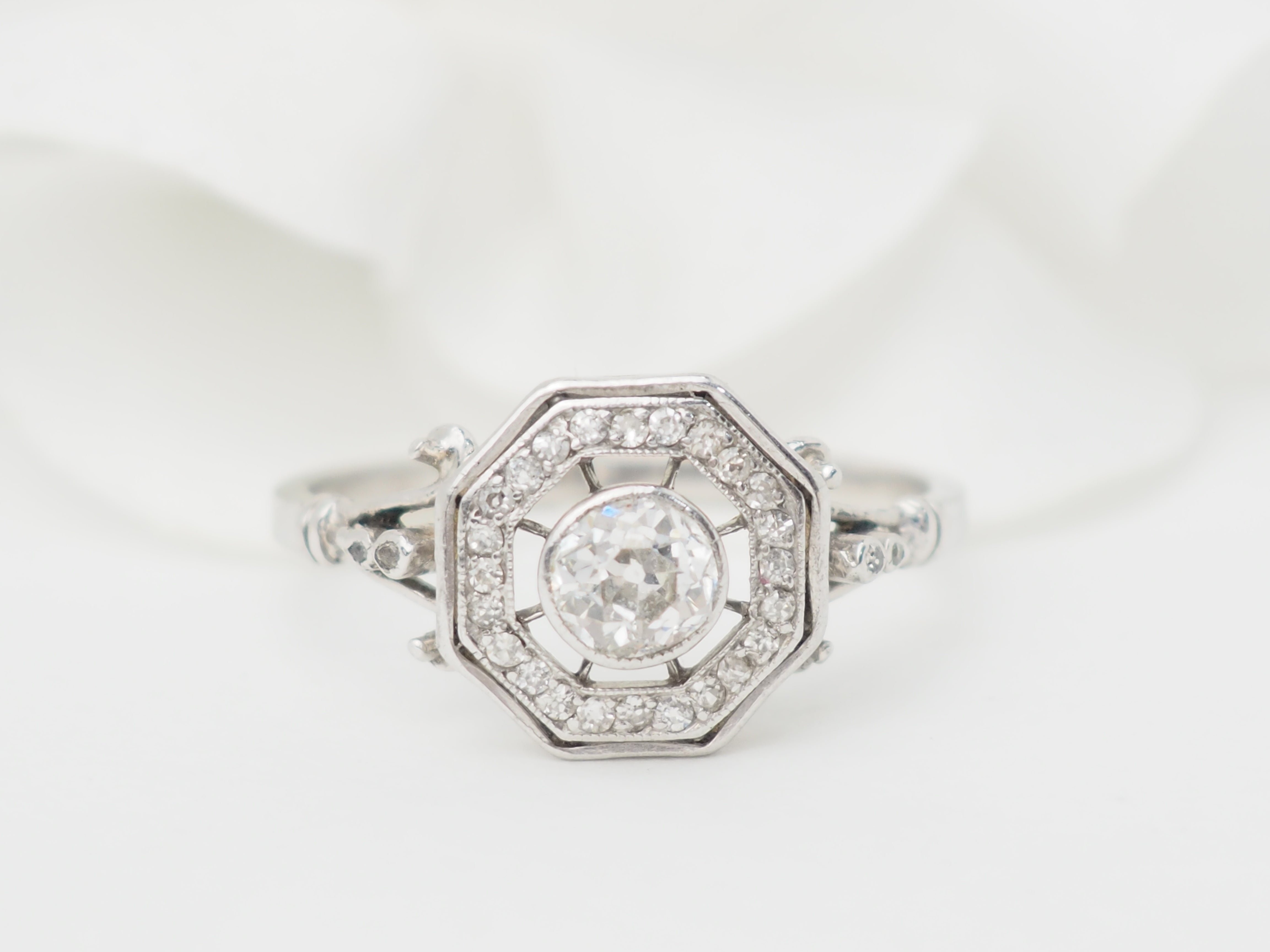 Bague hexagonale en or blanc et diamants