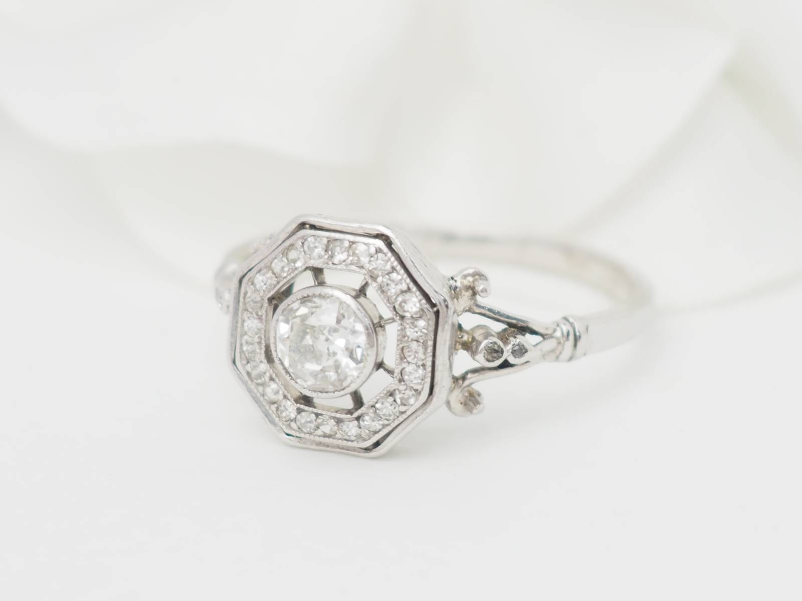 Bague hexagonale en or blanc et diamants