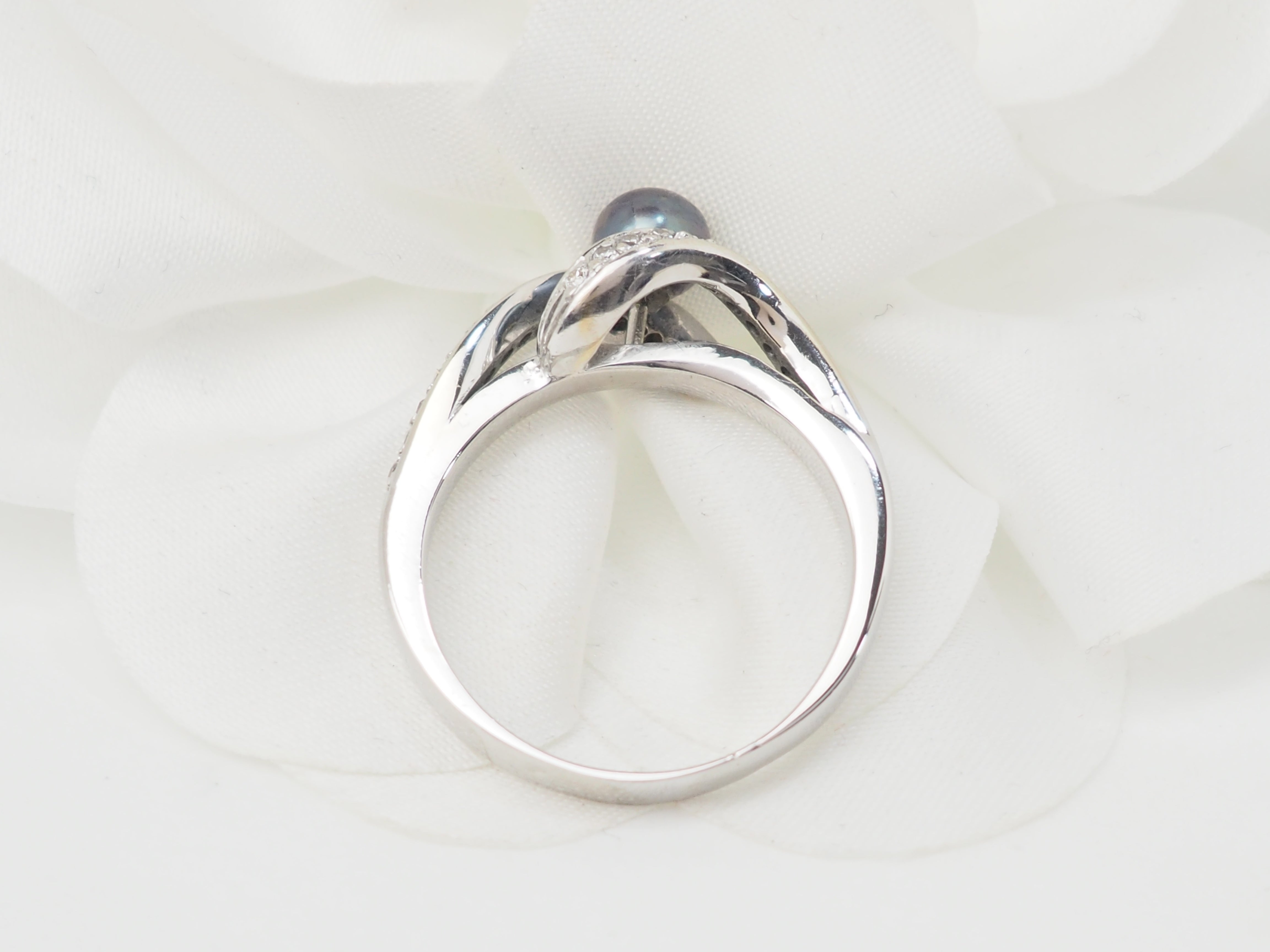 Bague en or blanc, perle de Tahiti et diamants